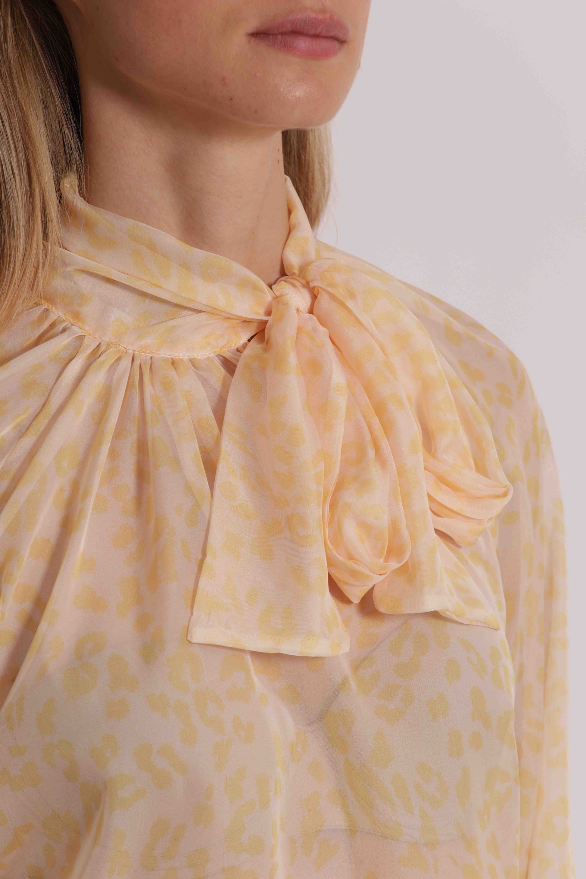 BLUSA ANIMALIER CON FIOCCO