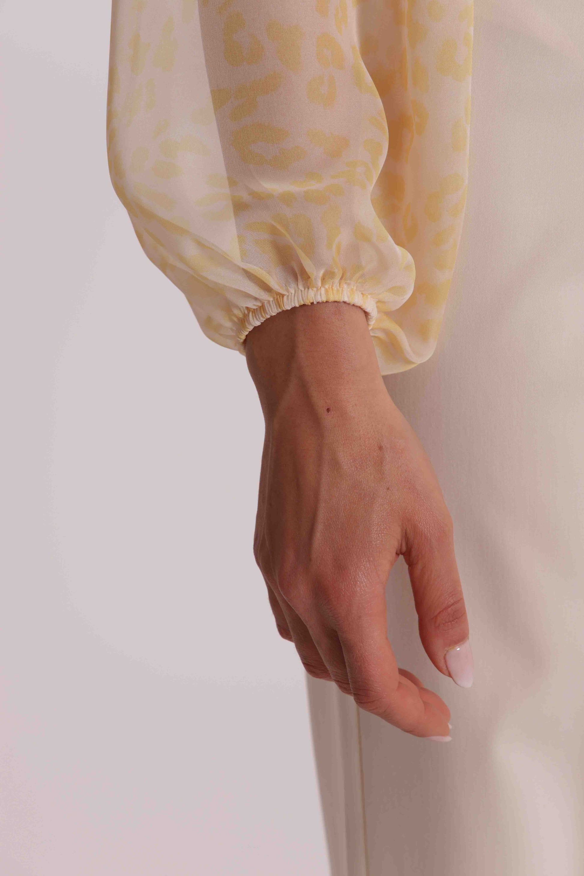 BLUSA ANIMALIER CON FIOCCO