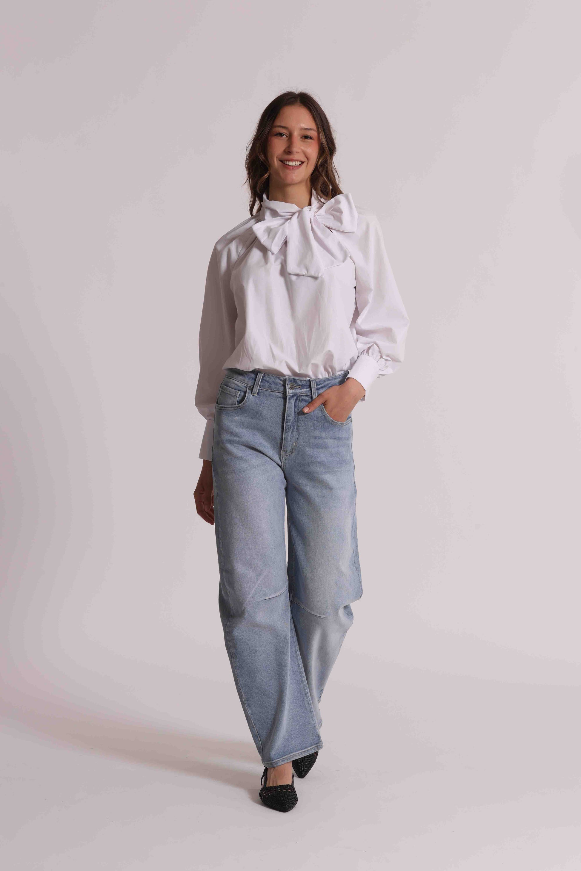 BLUSA A MANICHE LUNGHE CON DETTAGLIO FIOCCO