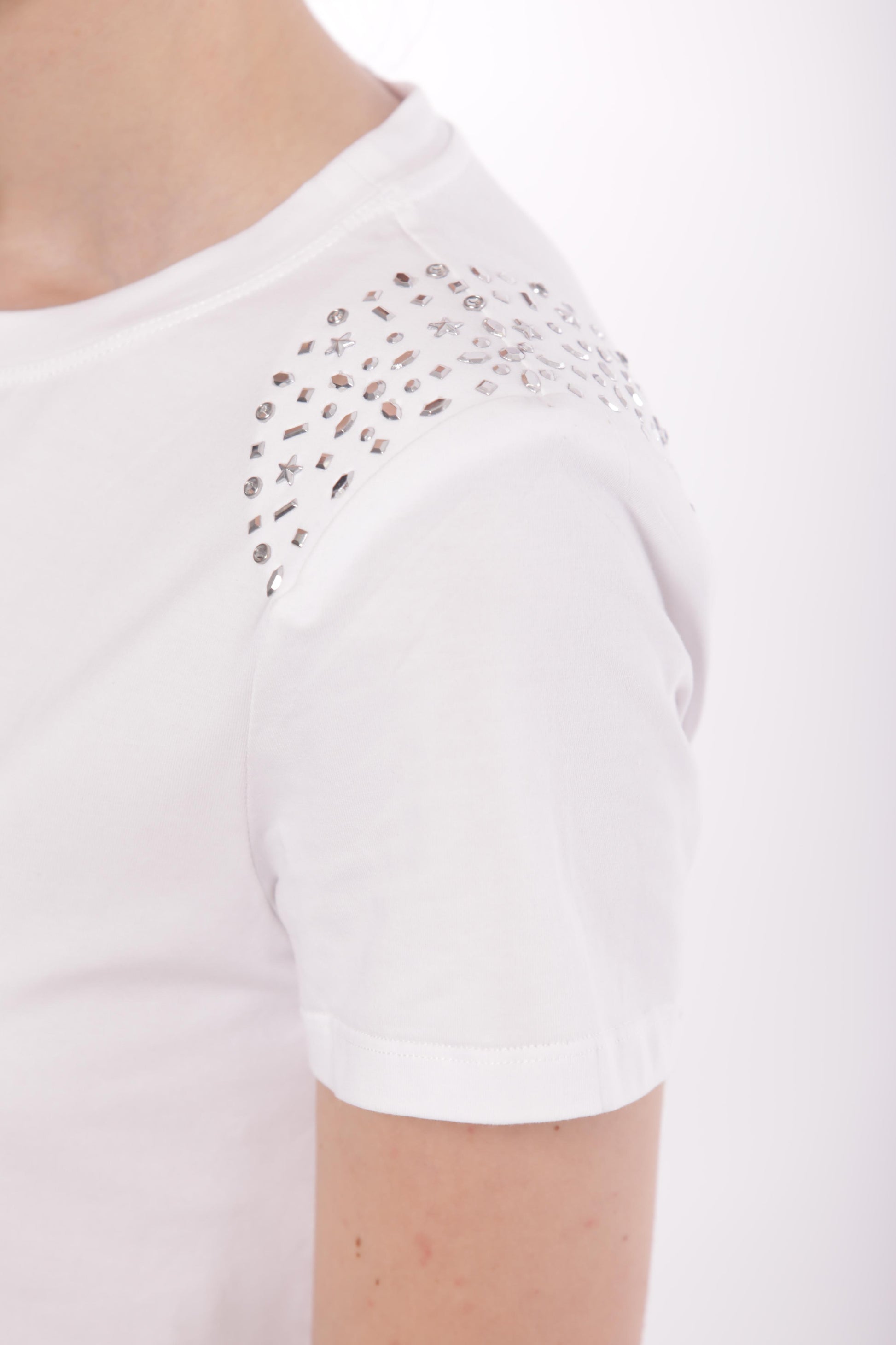 T-SHIRT CON BORCHIE SU SPALLE