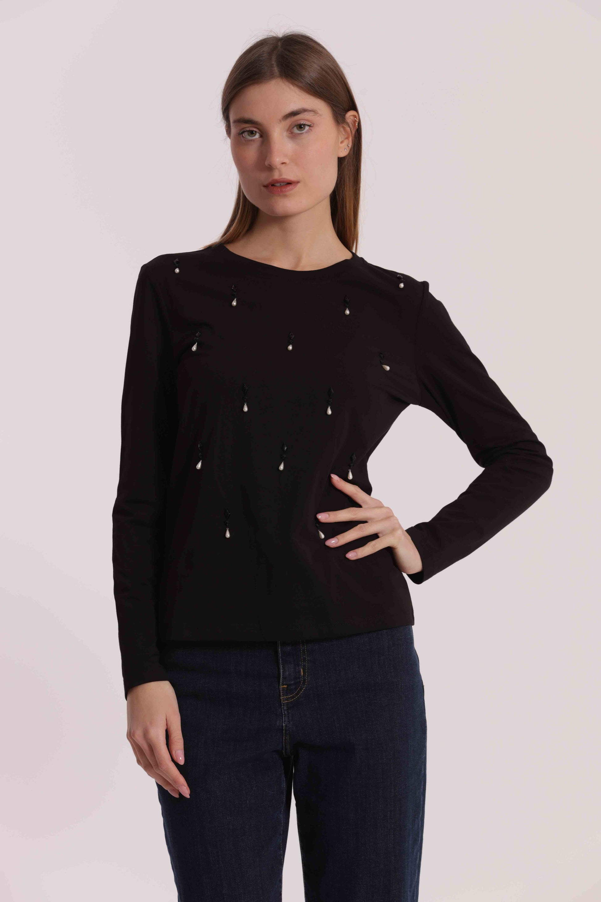 T-SHIRT CON PIOGGIA DI PERLE