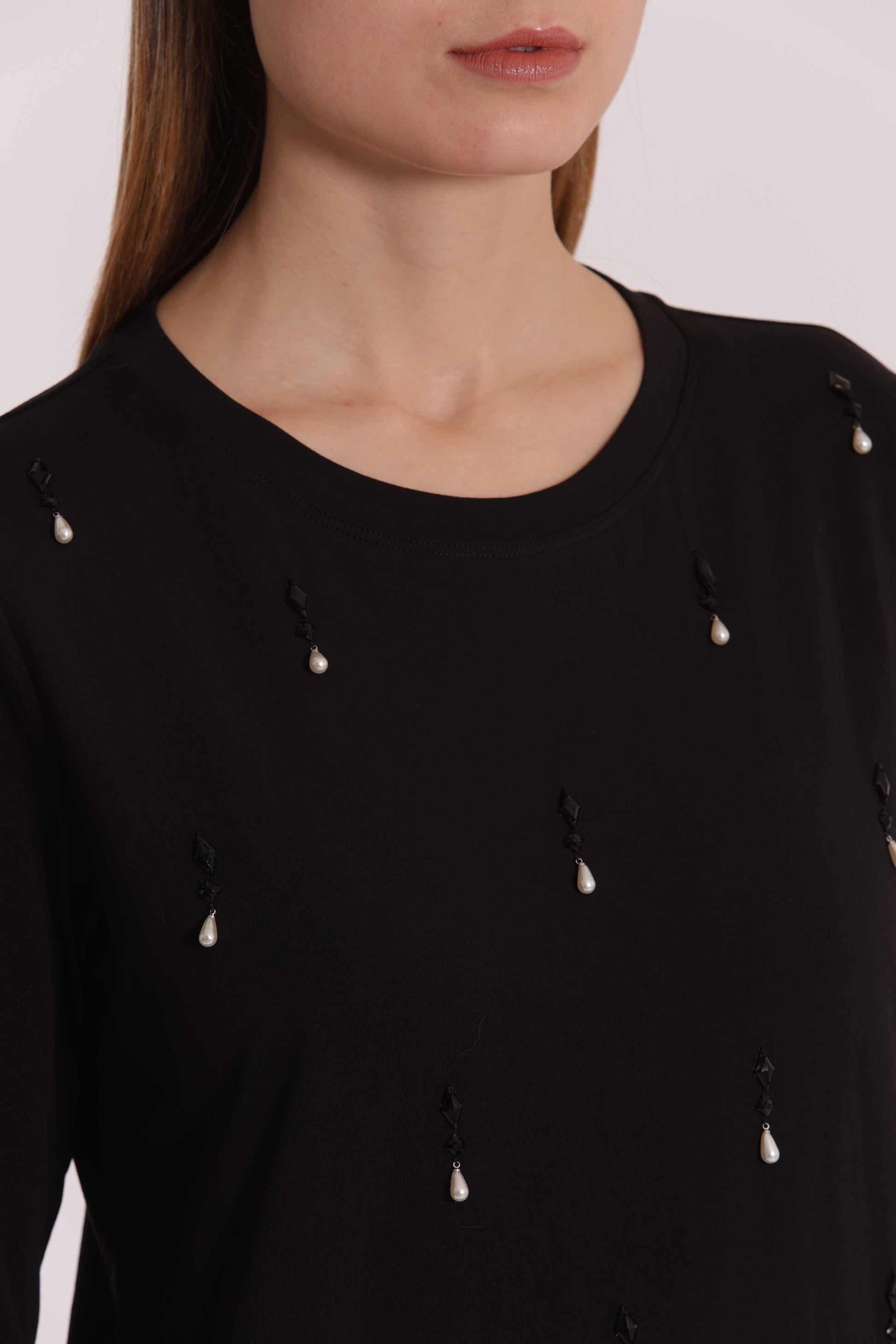 T-SHIRT CON PIOGGIA DI PERLE