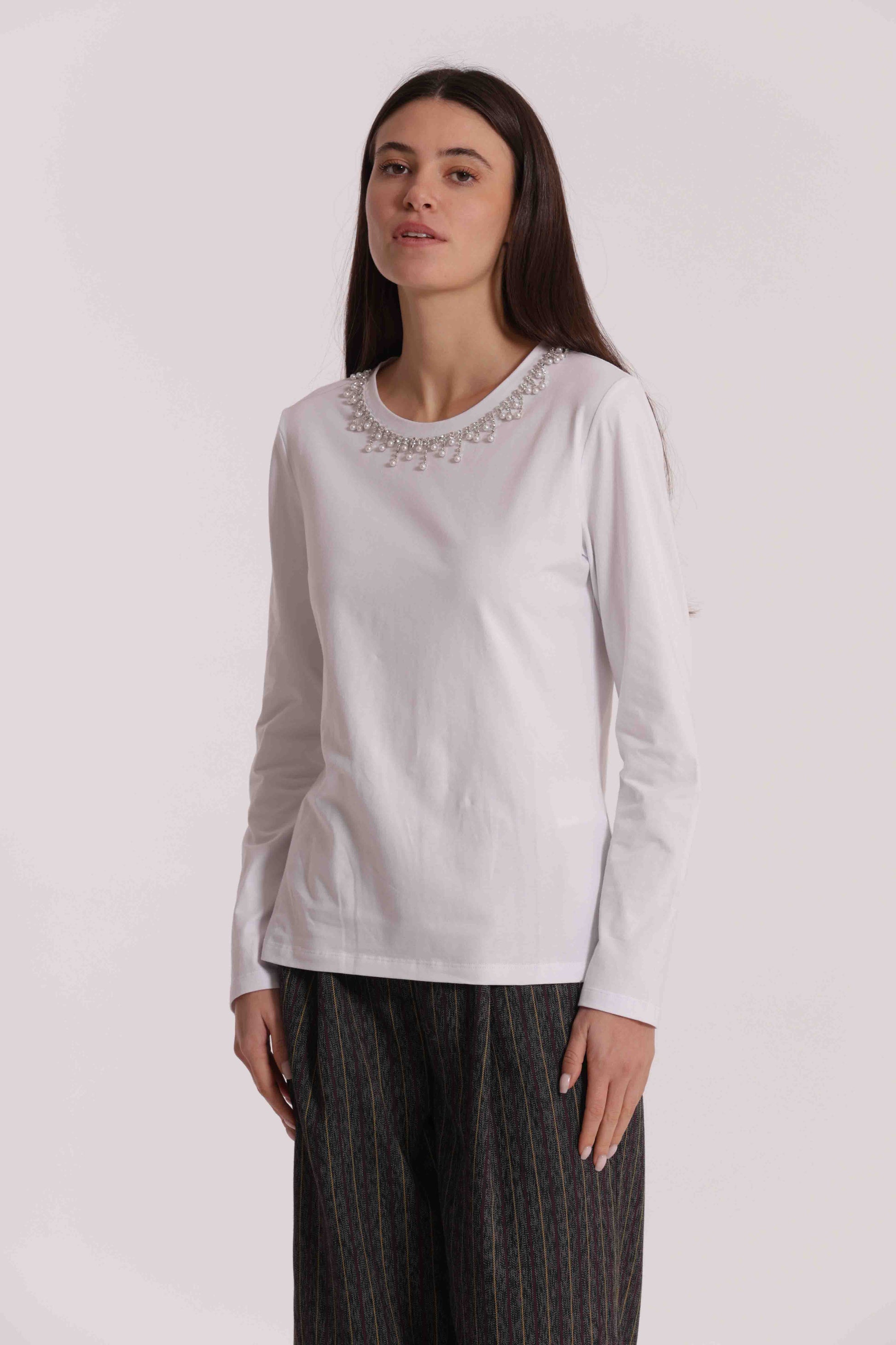 T-SHIRT CON COLLETTO DECORATO