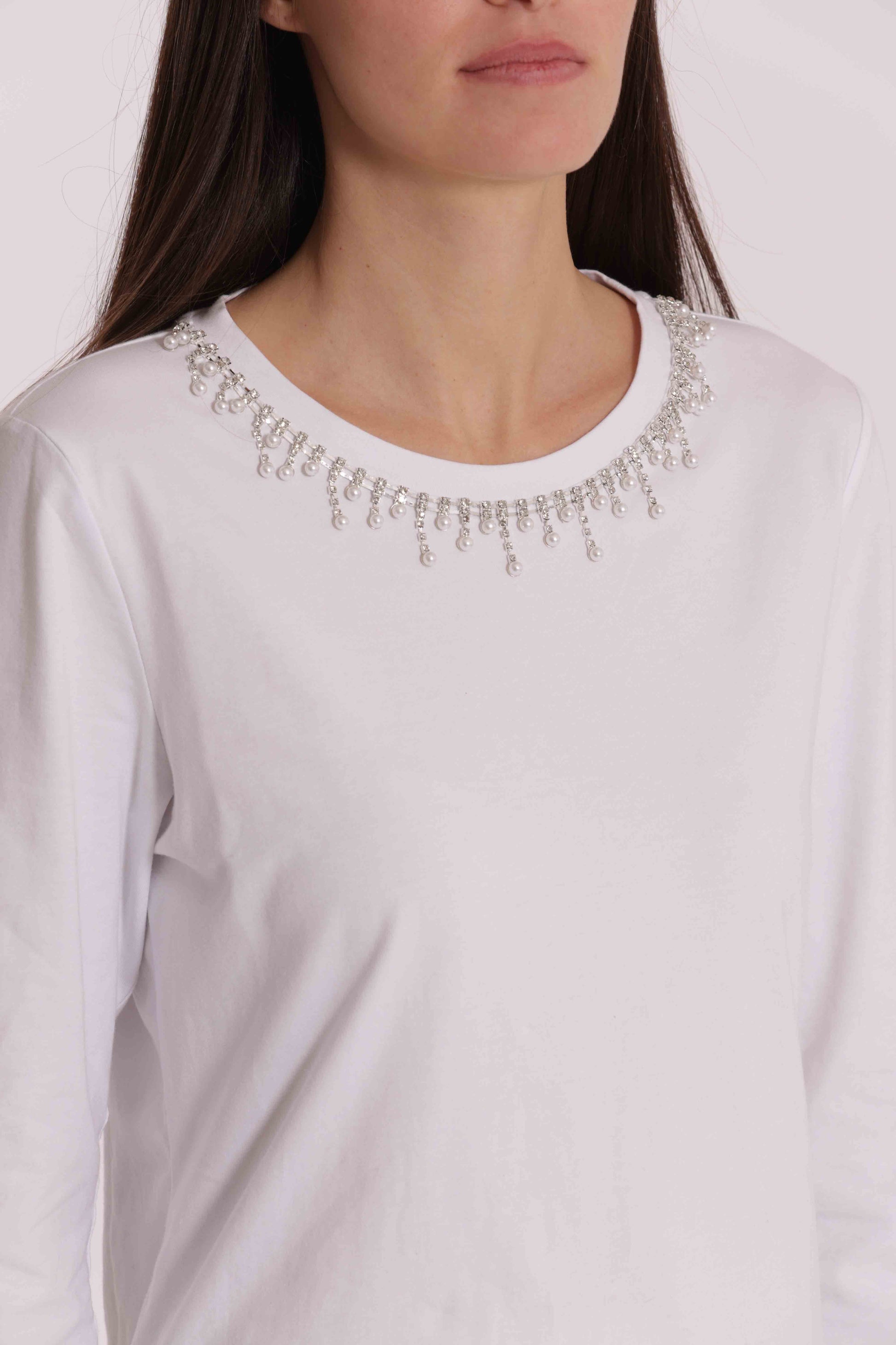 T-SHIRT CON COLLETTO DECORATO