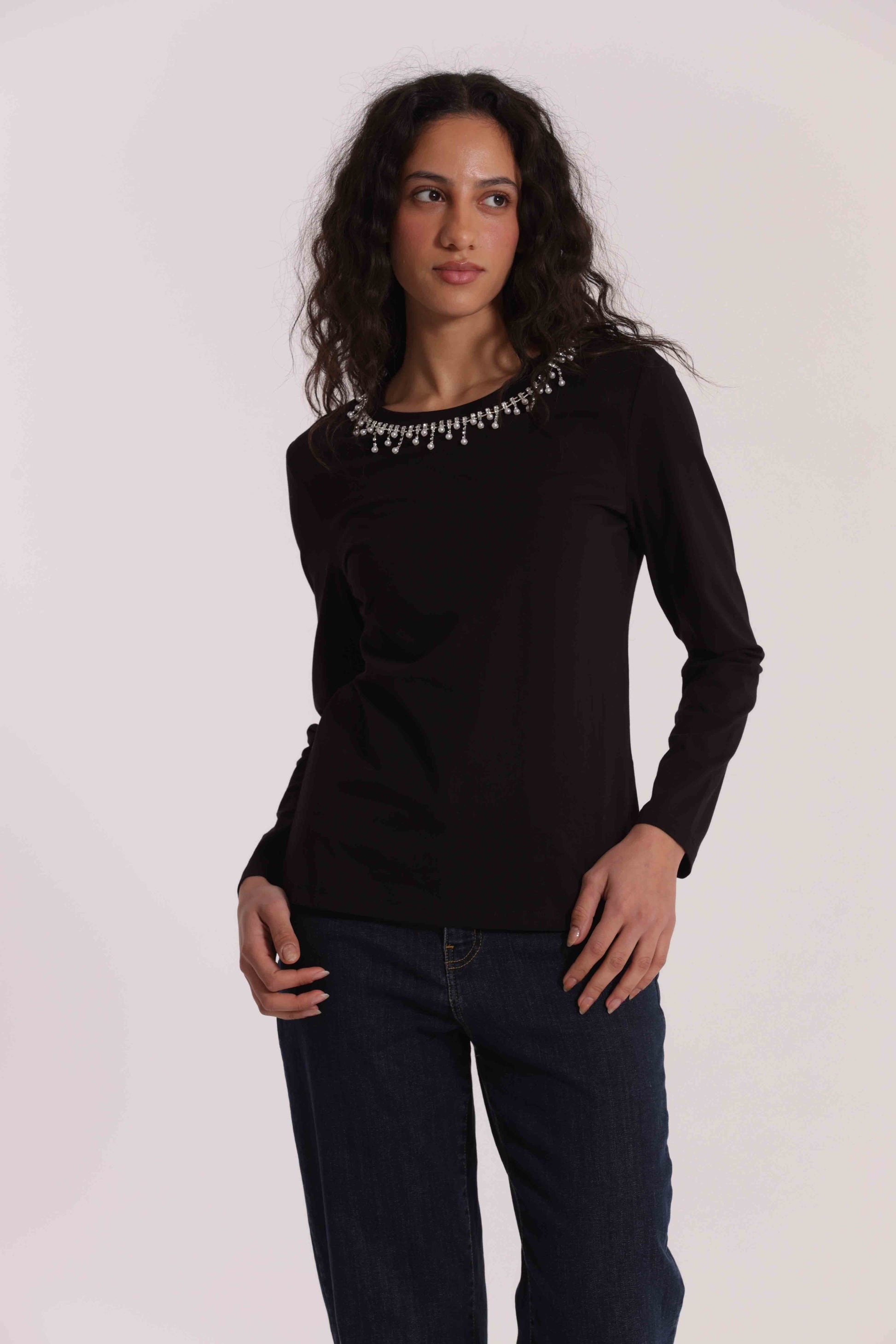 T-SHIRT CON COLLETTO DECORATO