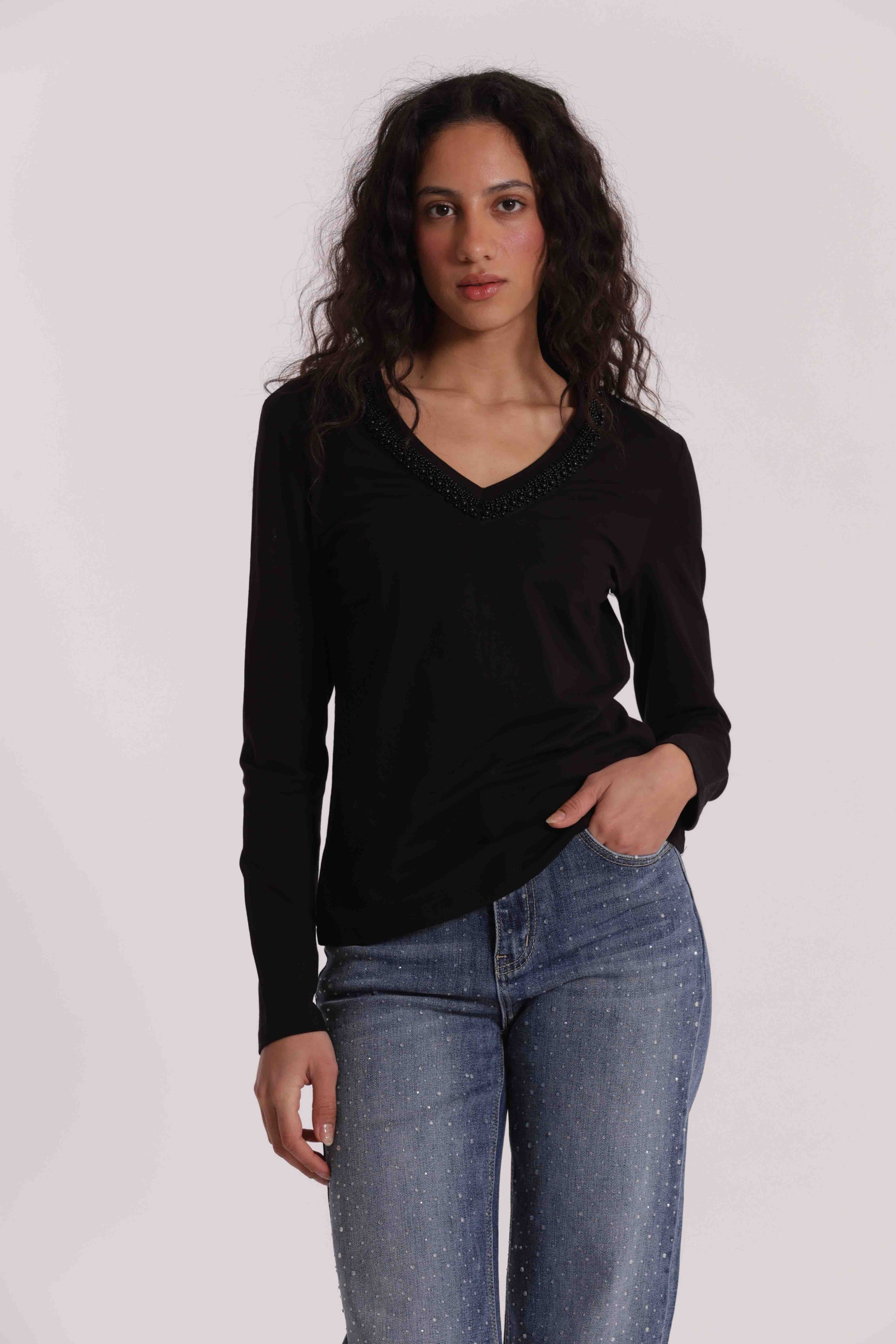 T-SHIRT SCOLLO A V CON COLLO DI PERLE