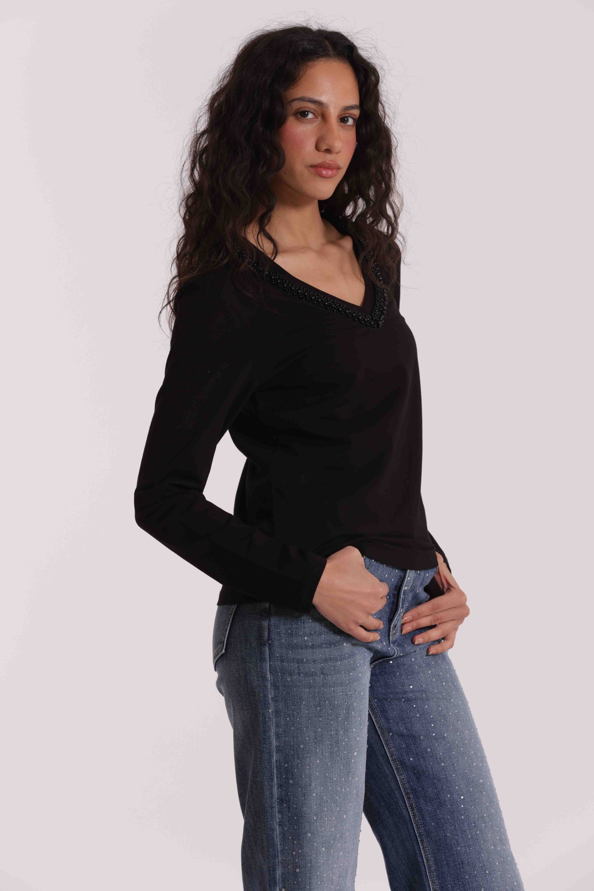T-SHIRT SCOLLO A V CON COLLO DI PERLE