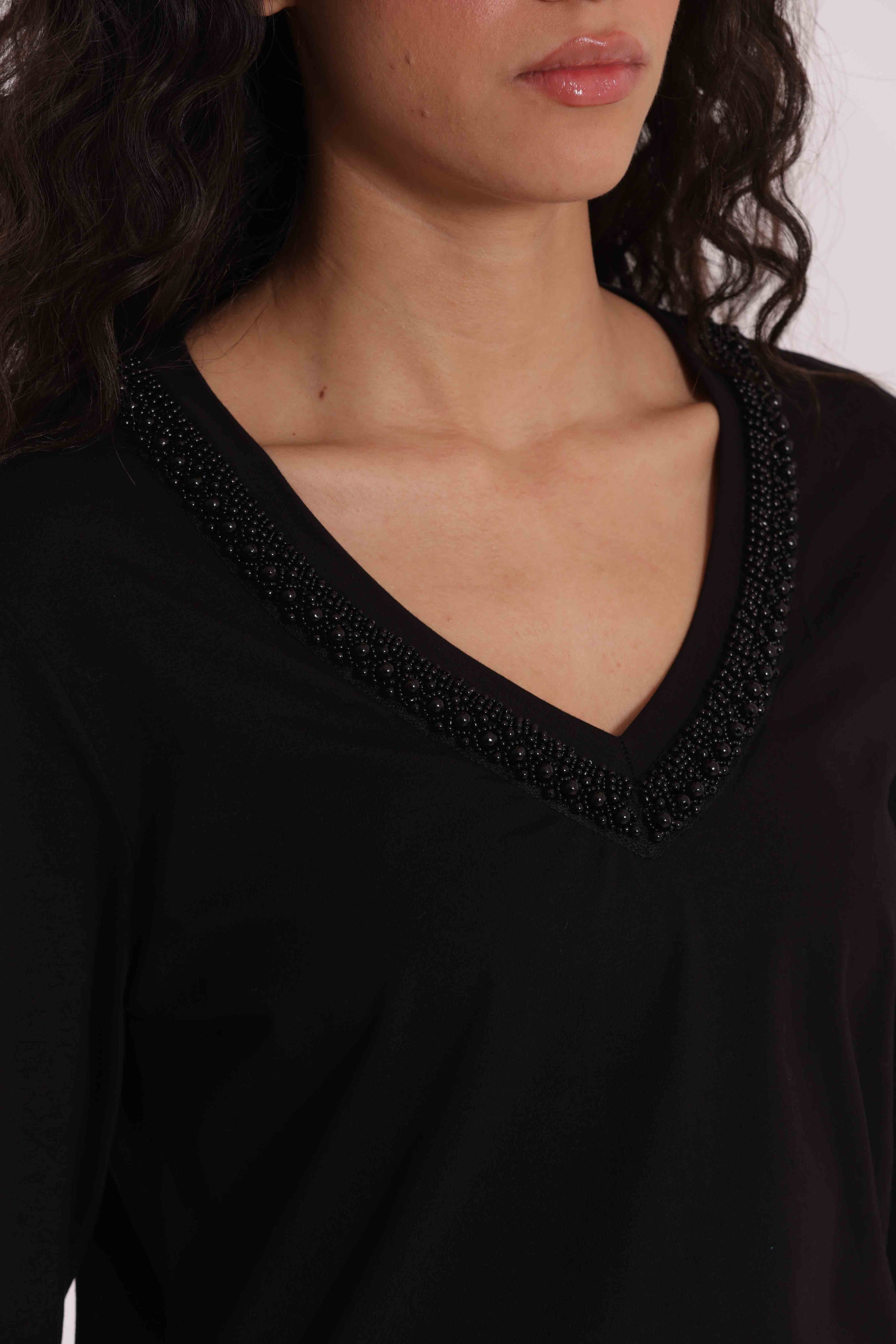T-SHIRT SCOLLO A V CON COLLO DI PERLE