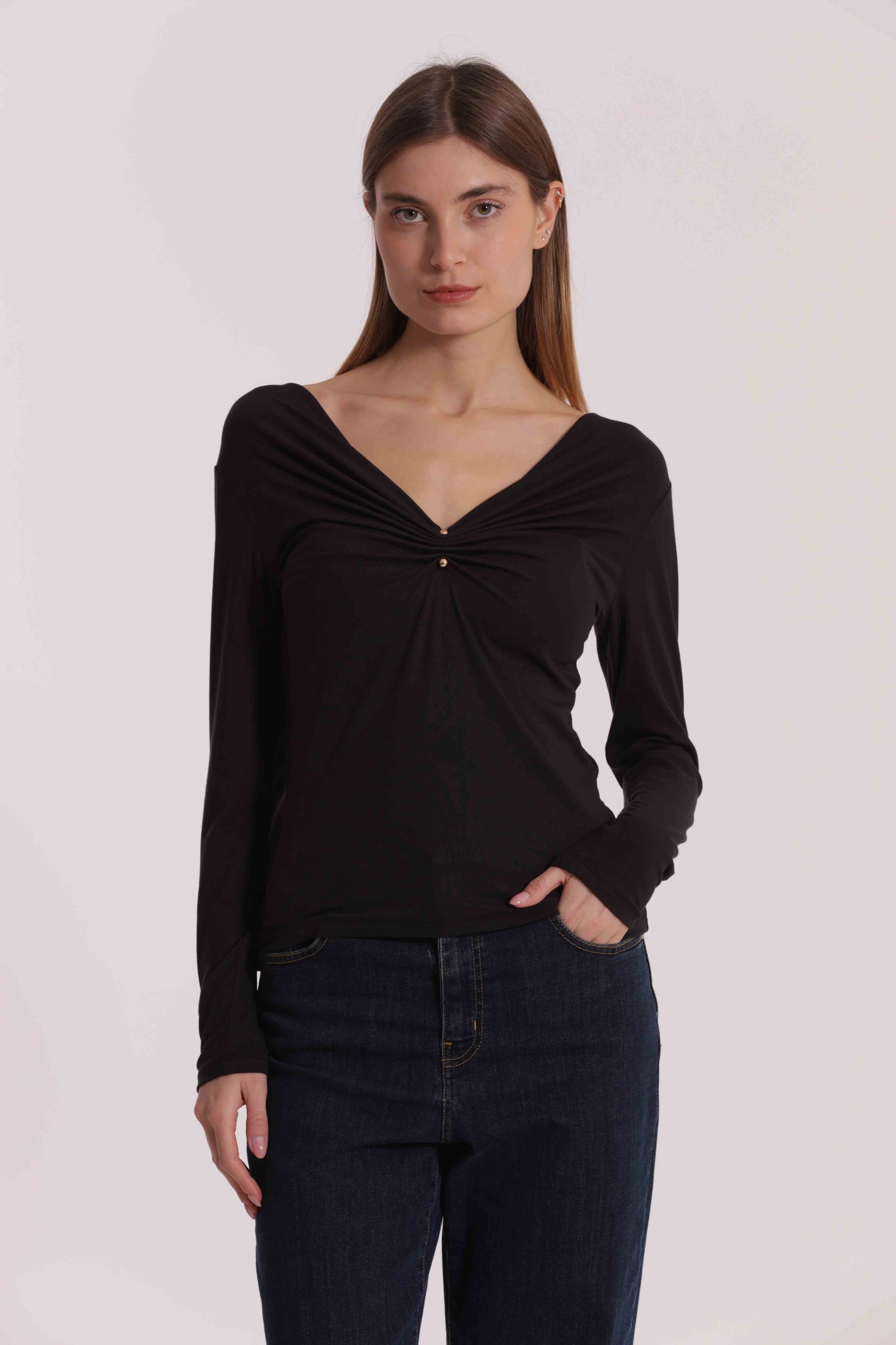 T-SHIRT SCOLLO A V CON ACCESSORIO