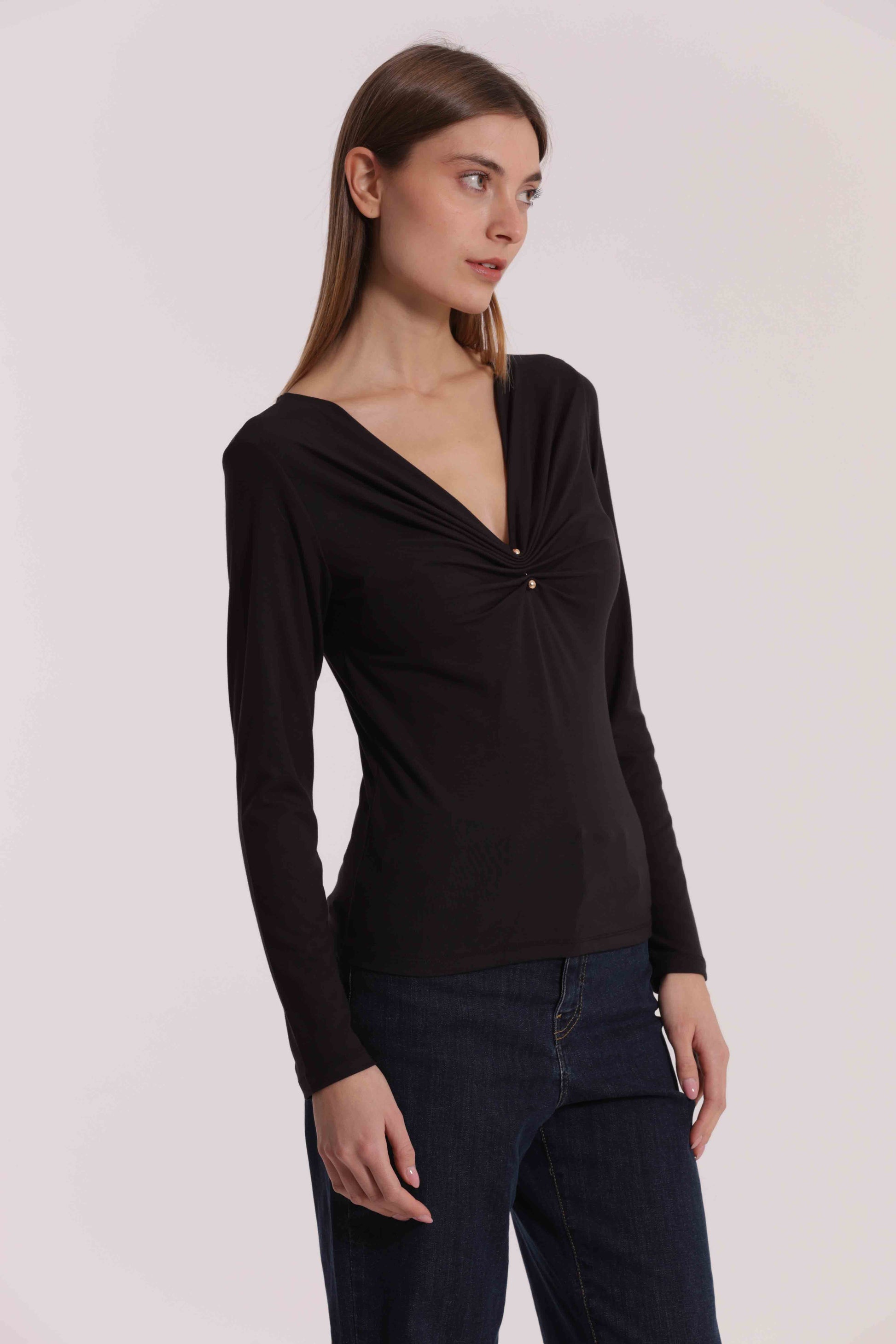 T-SHIRT SCOLLO A V CON ACCESSORIO