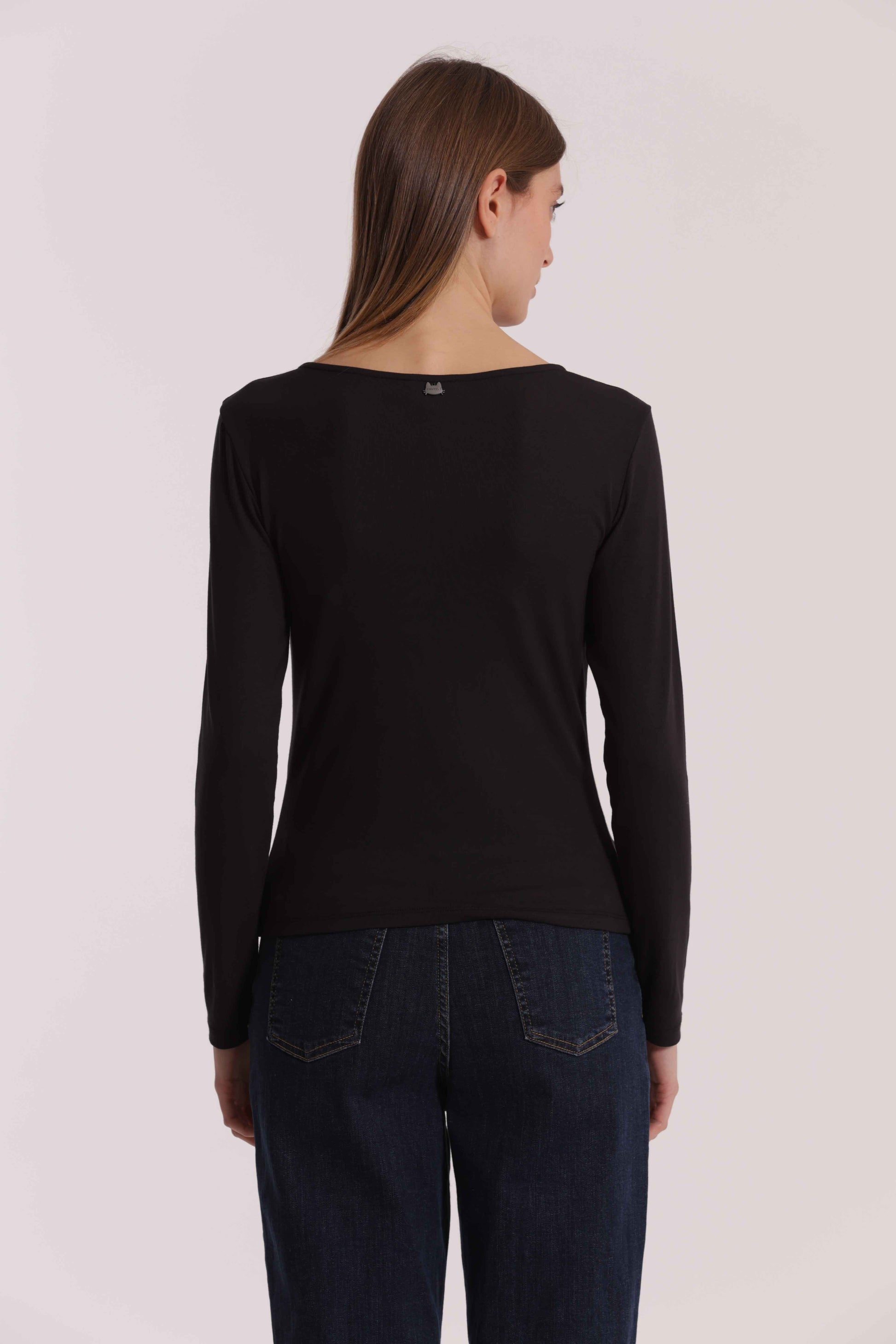 T-SHIRT SCOLLO A V CON ACCESSORIO