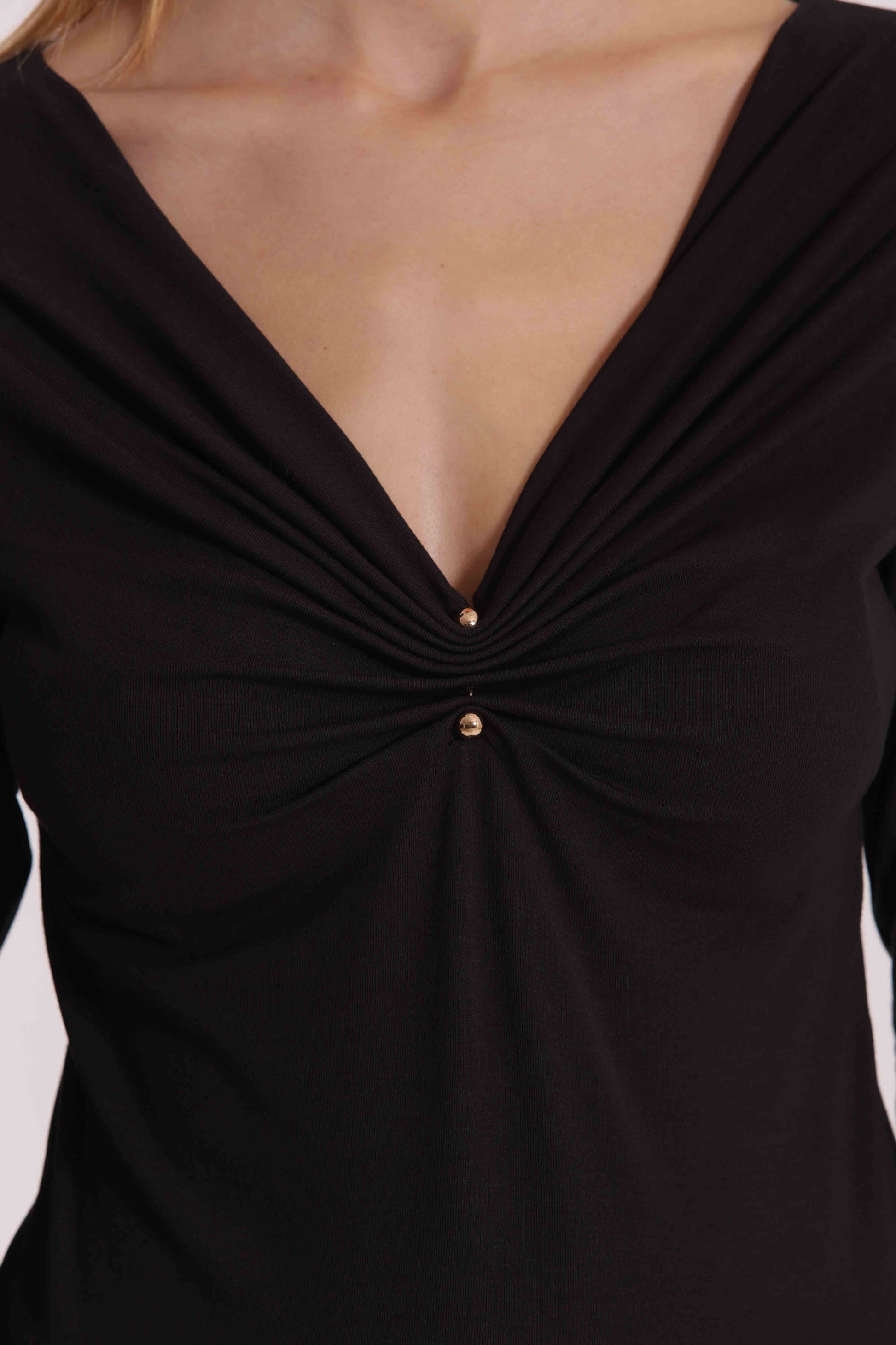 T-SHIRT SCOLLO A V CON ACCESSORIO