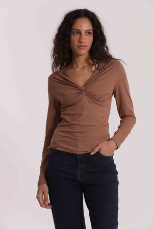 T-SHIRT SCOLLO A V CON ACCESSORIO