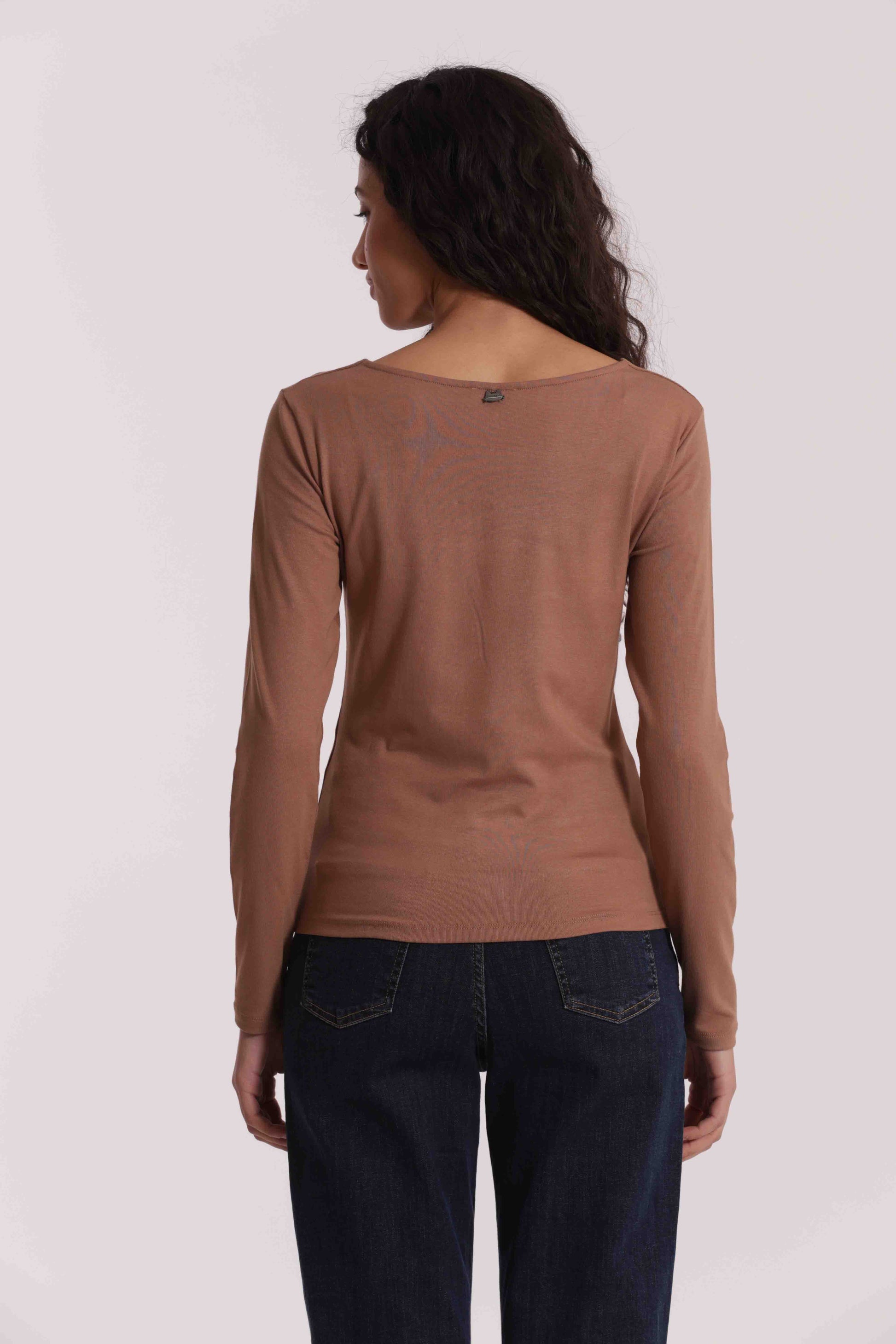 T-SHIRT SCOLLO A V CON ACCESSORIO