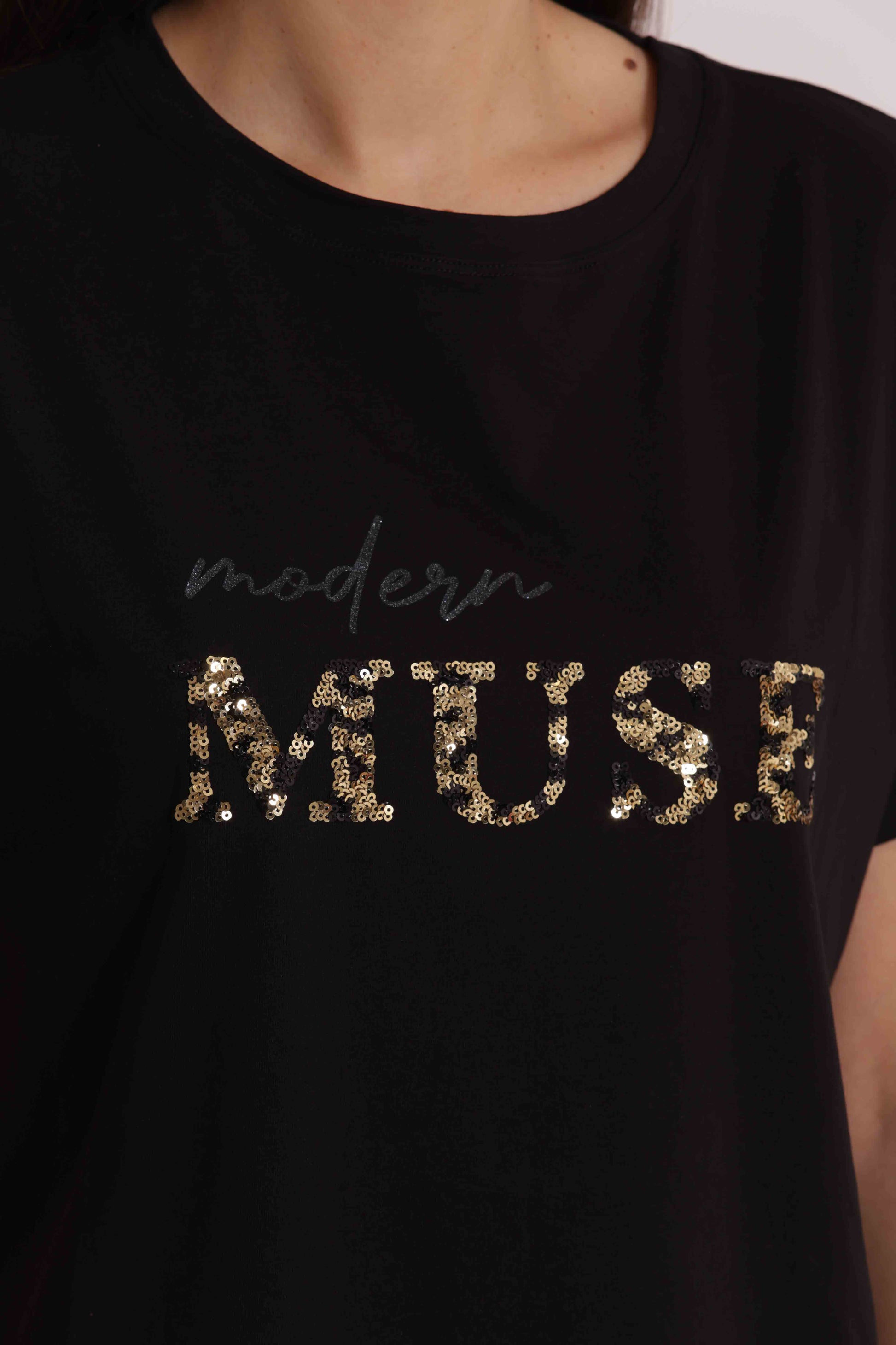 T-SHIRT "MODERN MUSE" CON PAILLETTES