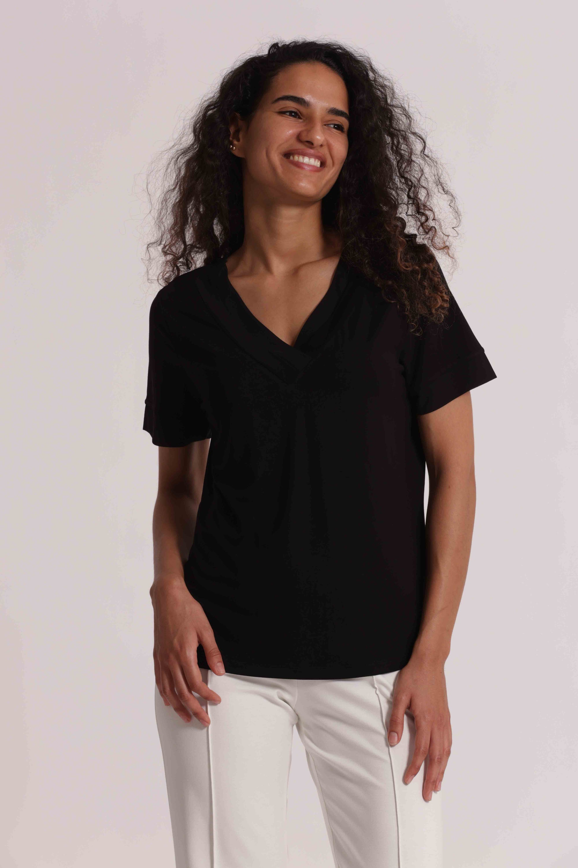T-SHIRT SCOLLO A V CON DETTAGLI IN GEORGETTE