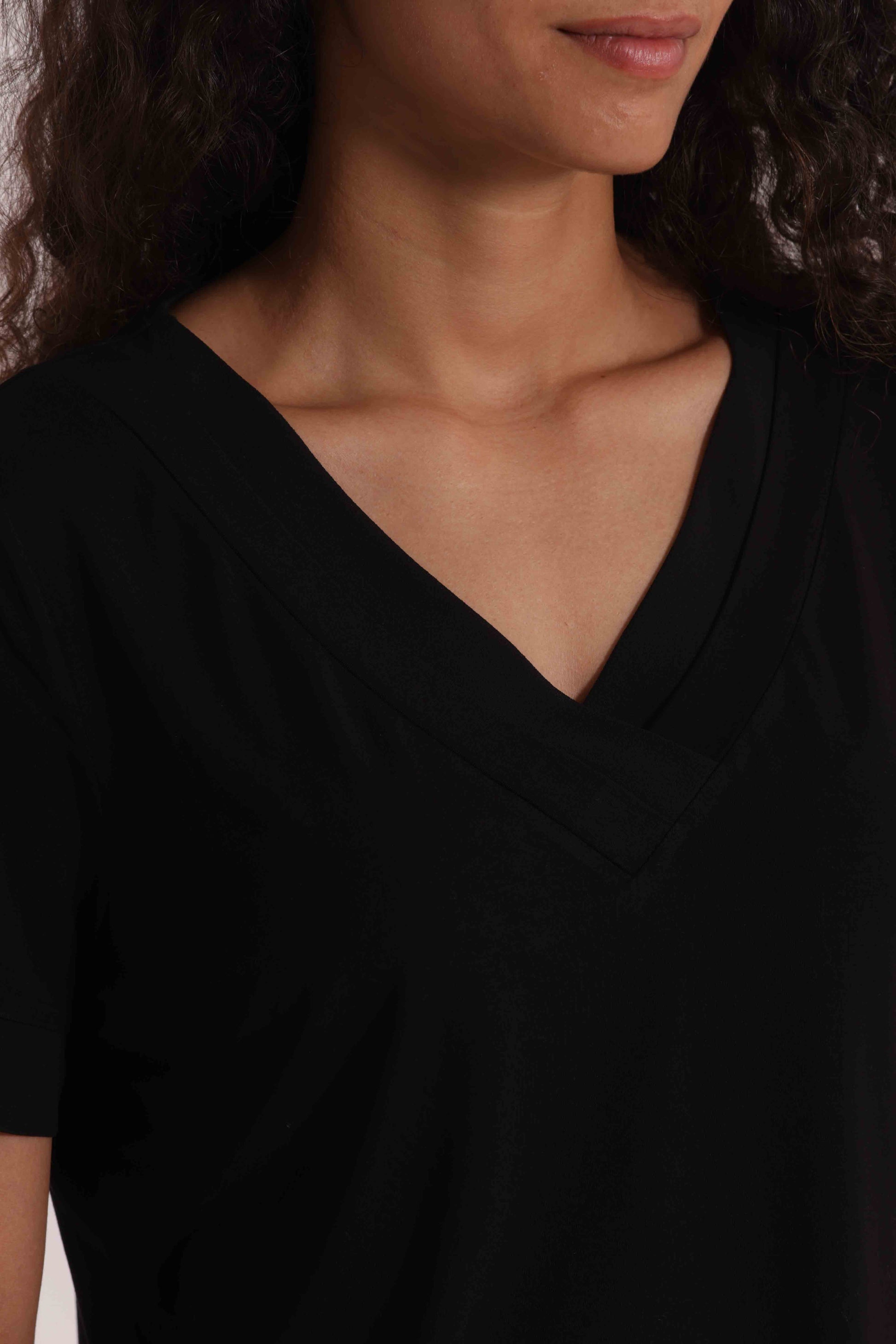 T-SHIRT SCOLLO A V CON DETTAGLI IN GEORGETTE