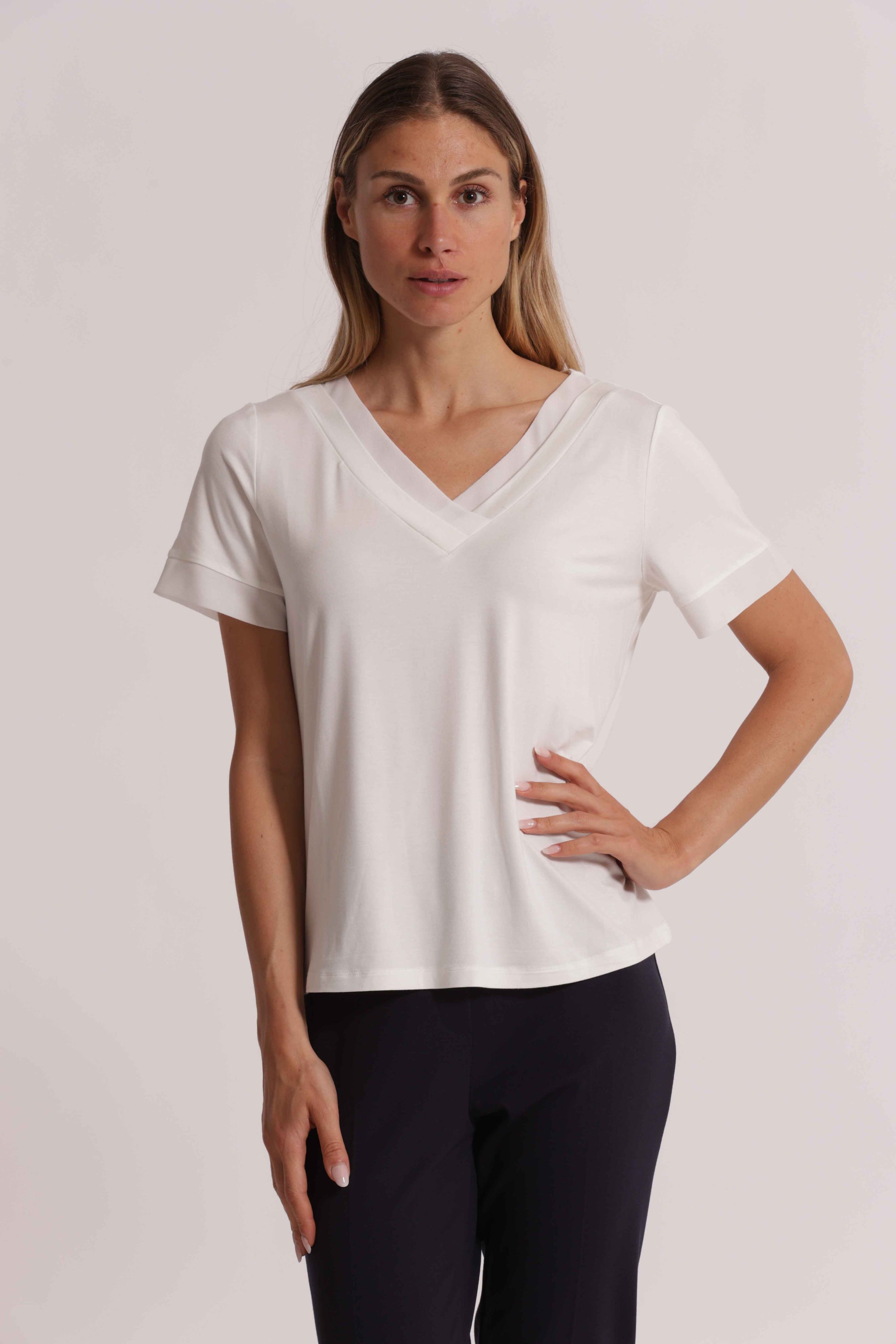 T-SHIRT SCOLLO A V CON DETTAGLI IN GEORGETTE