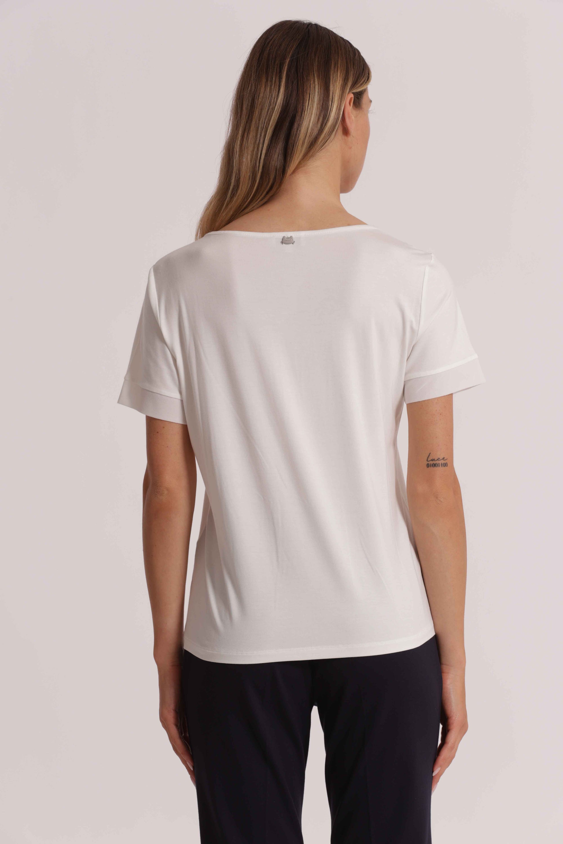 T-SHIRT SCOLLO A V CON DETTAGLI IN GEORGETTE