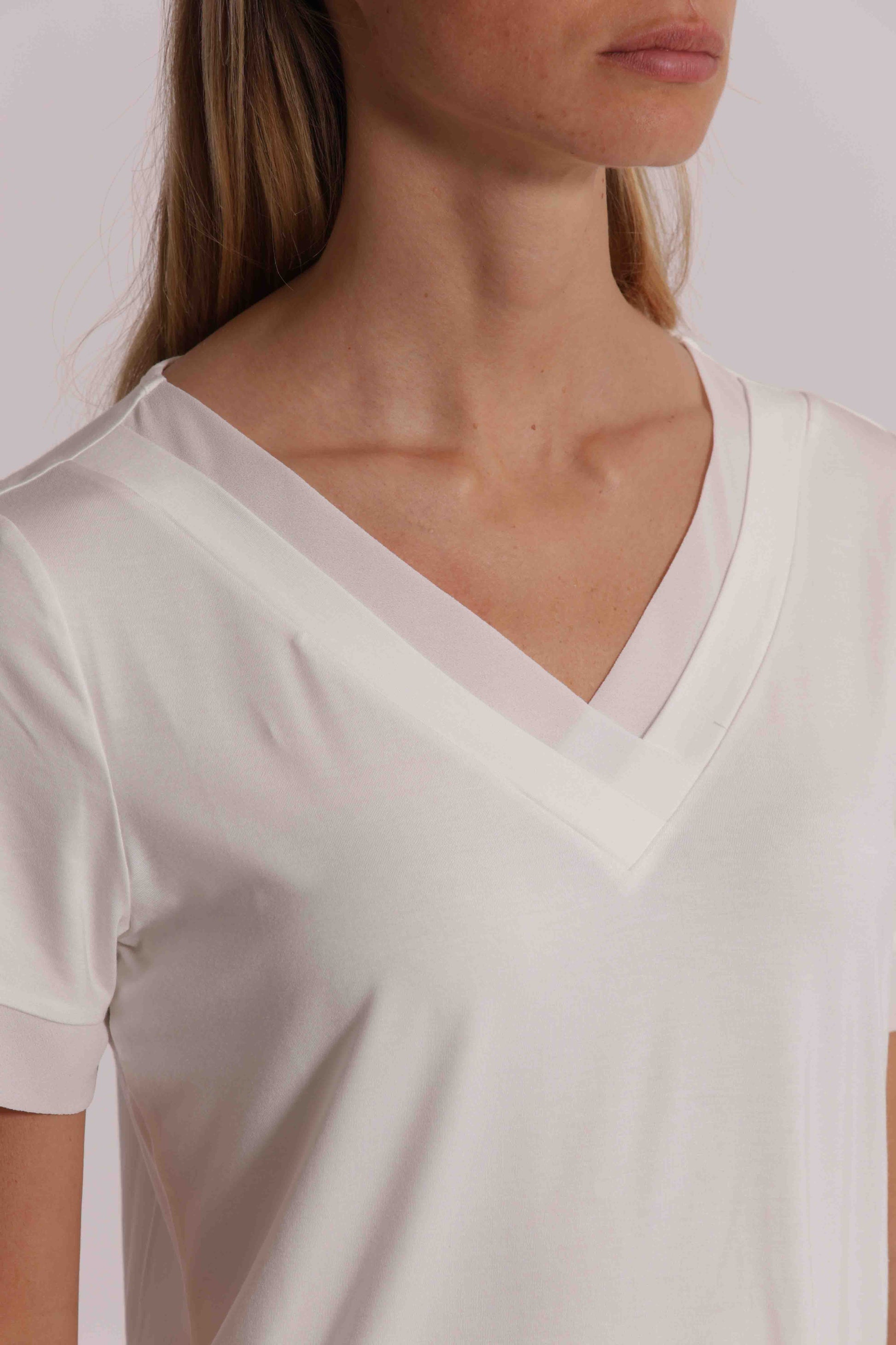 T-SHIRT SCOLLO A V CON DETTAGLI IN GEORGETTE