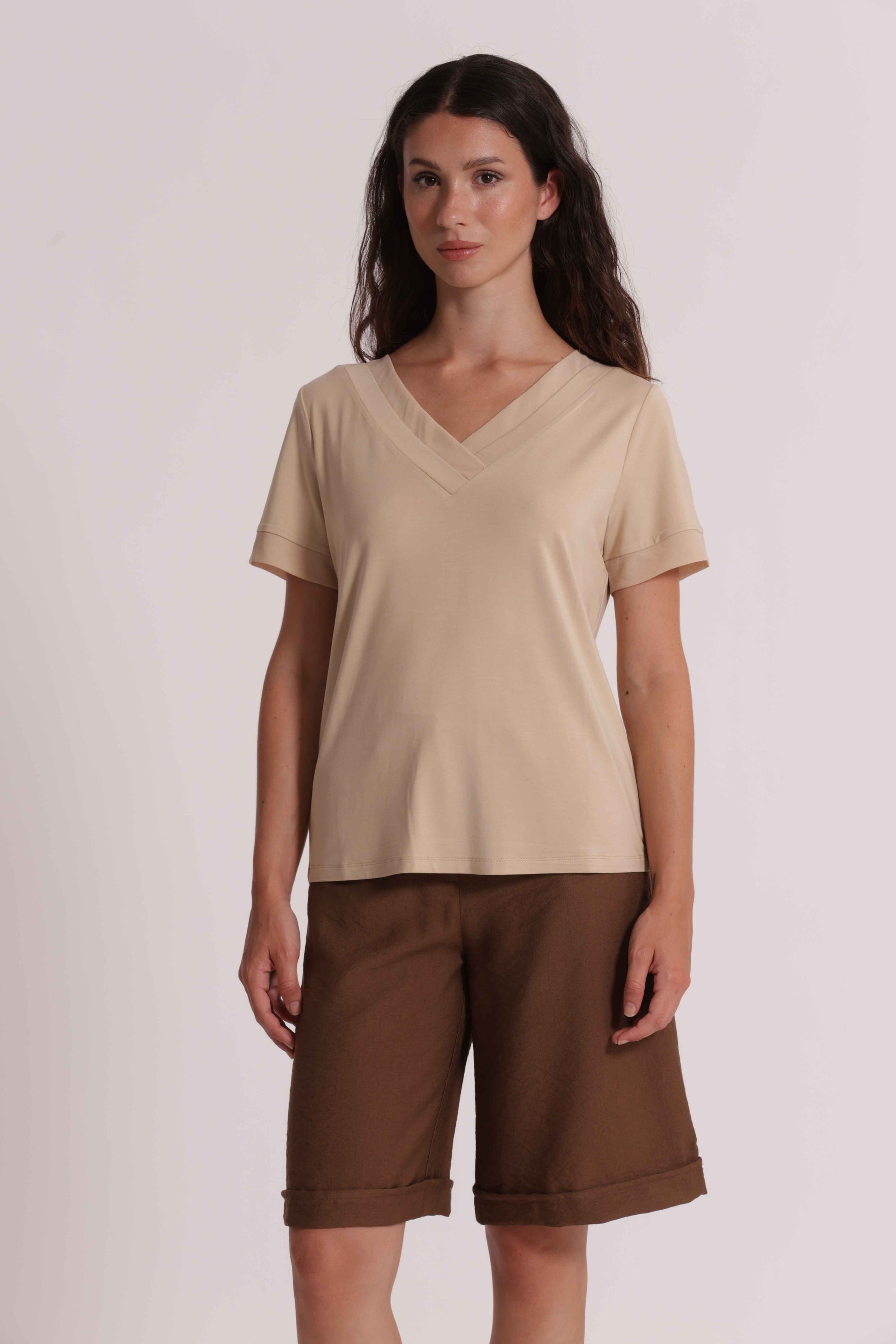 T-SHIRT SCOLLO A V CON DETTAGLI IN GEORGETTE