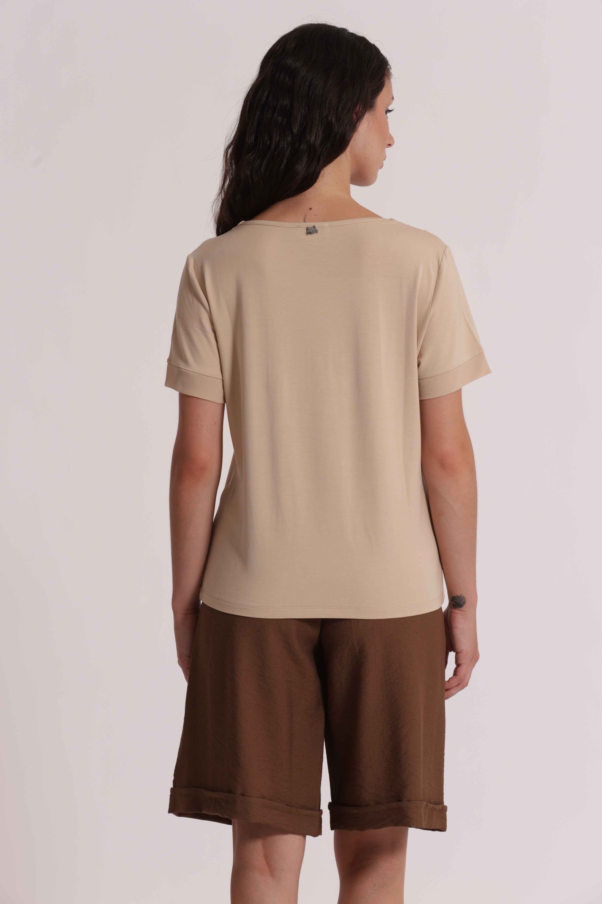 T-SHIRT SCOLLO A V CON DETTAGLI IN GEORGETTE