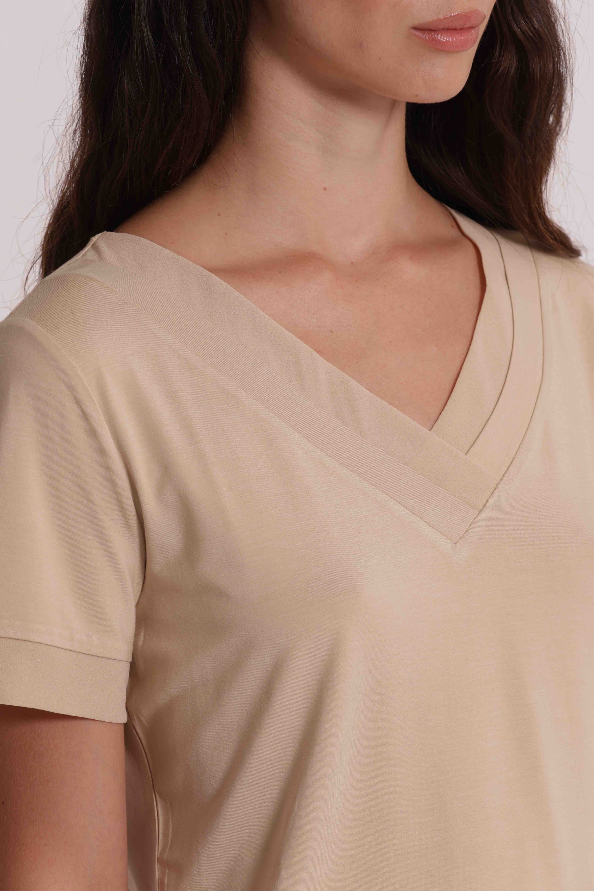T-SHIRT SCOLLO A V CON DETTAGLI IN GEORGETTE