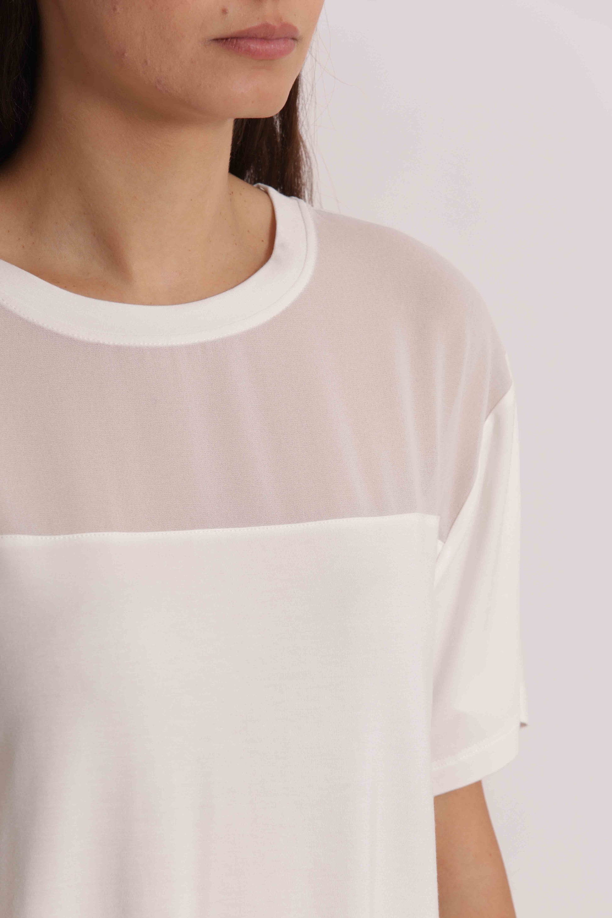 T-SHIRT SCOLLO TONDO CON DETTAGLI IN GEORGETTE