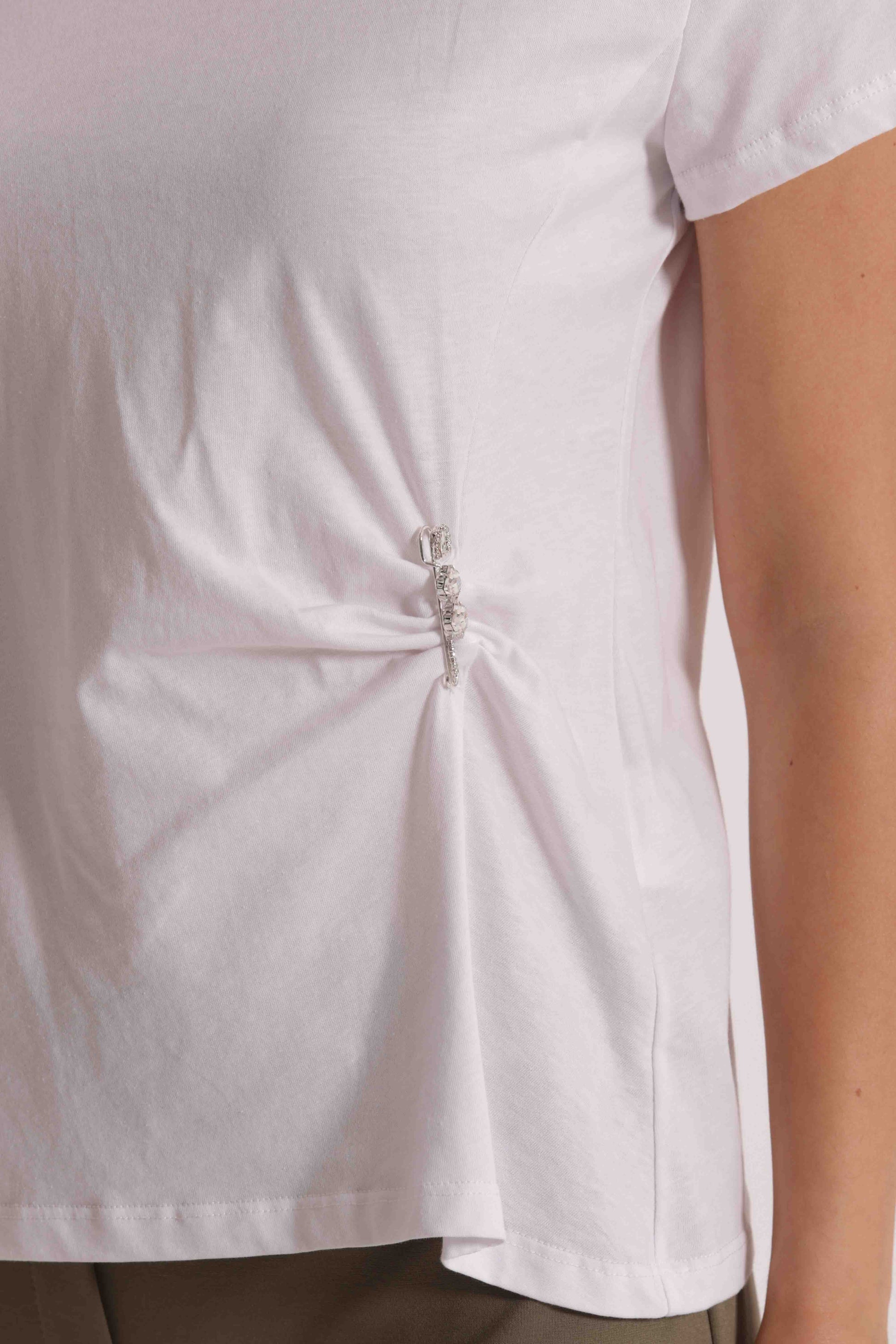 T-SHIRT CON ARRICCIO LATERALE E SPILLA DI STRASS