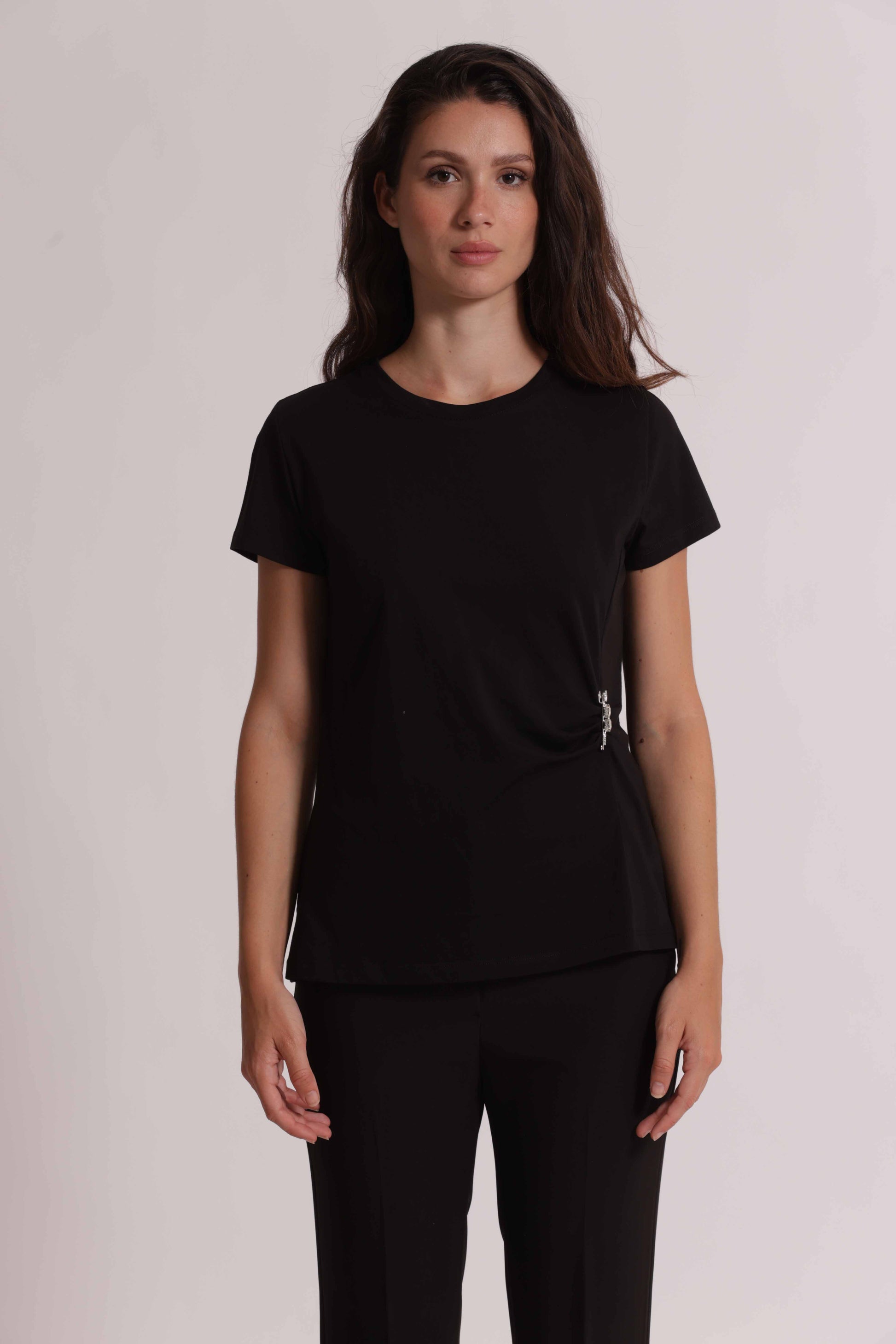 T-SHIRT CON ARRICCIO LATERALE E SPILLA DI STRASS