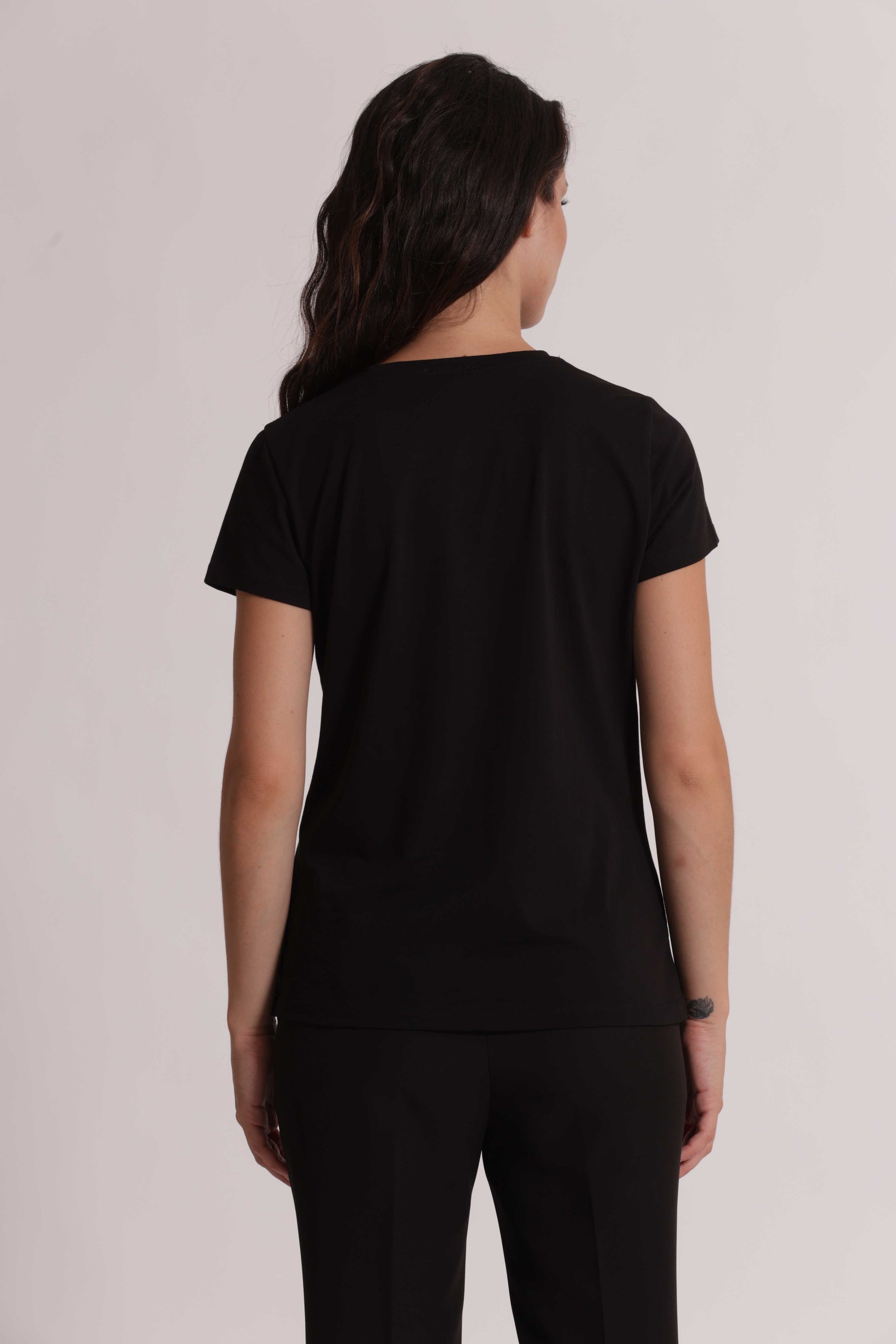 T-SHIRT CON ARRICCIO LATERALE E SPILLA DI STRASS