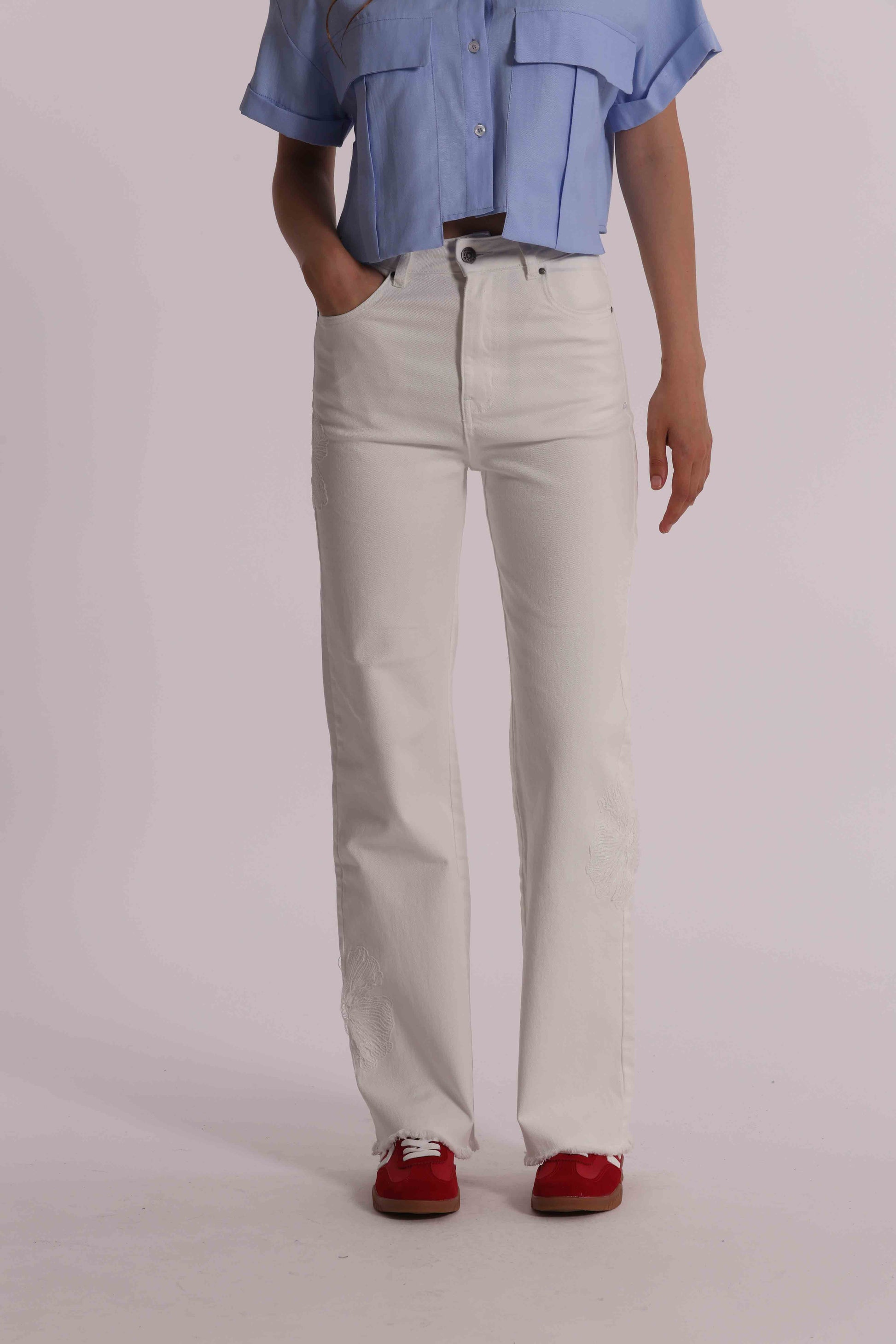 JEANS CON RICAMO FLOREALE