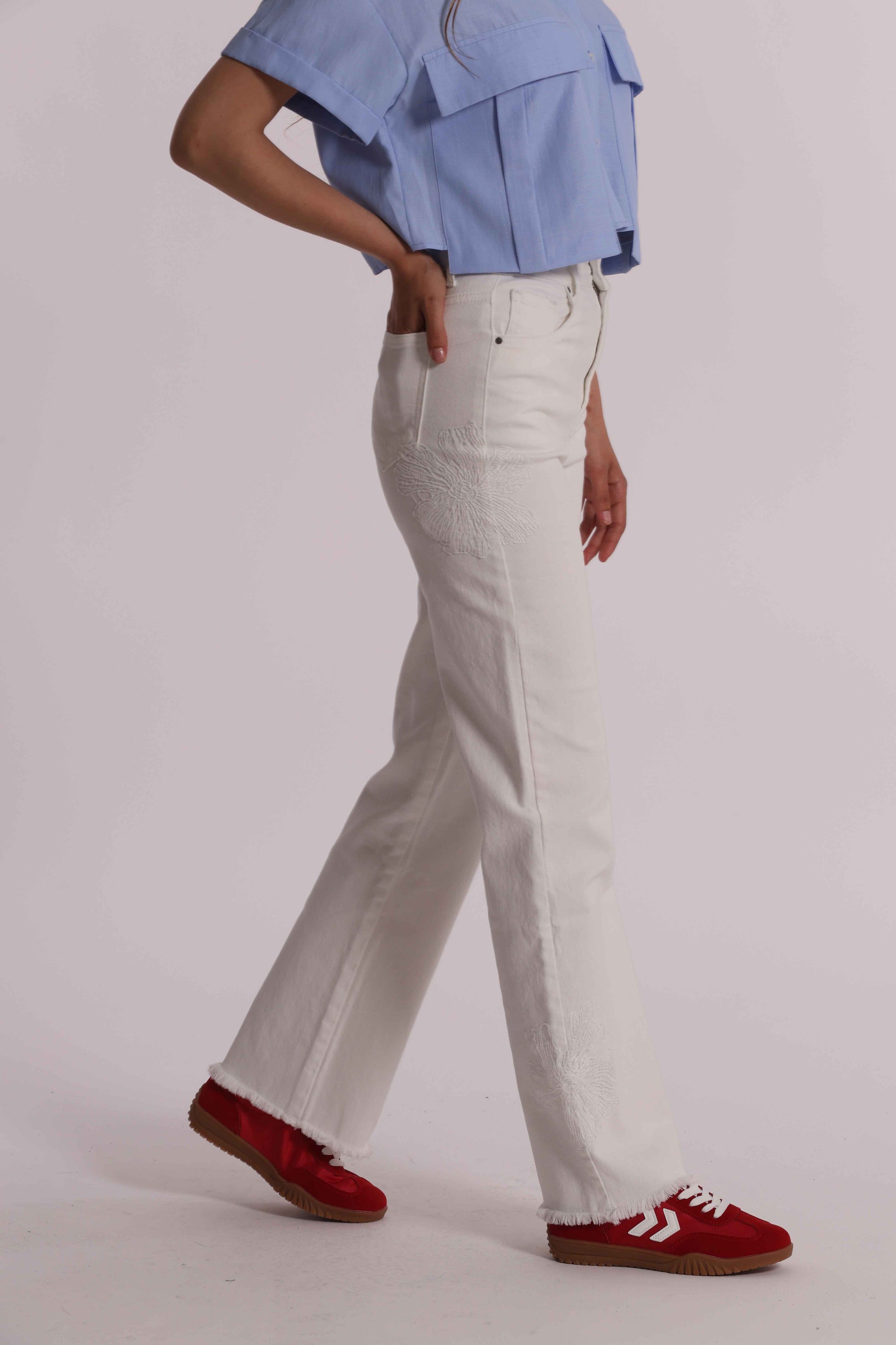 JEANS CON RICAMO FLOREALE