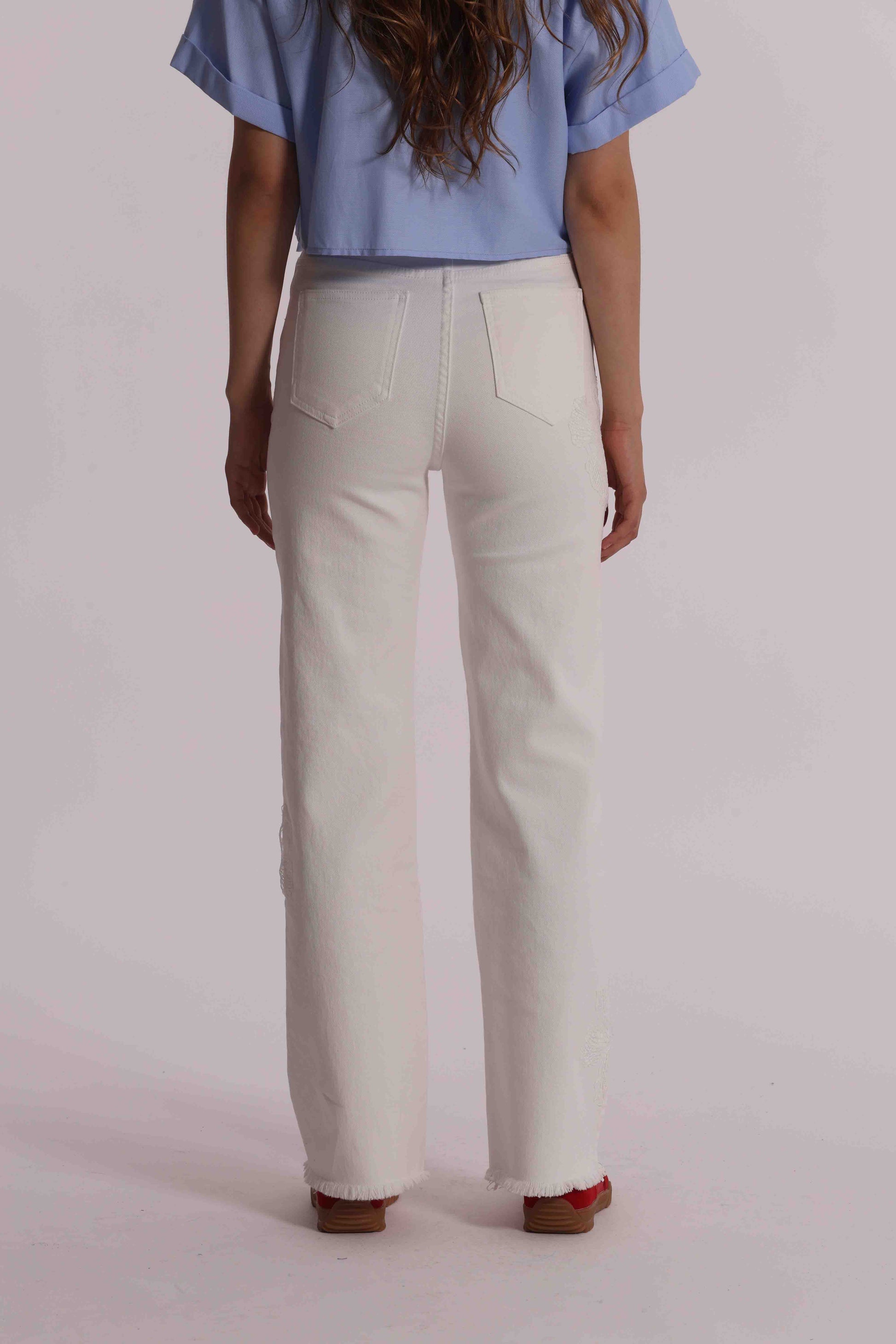 JEANS CON RICAMO FLOREALE