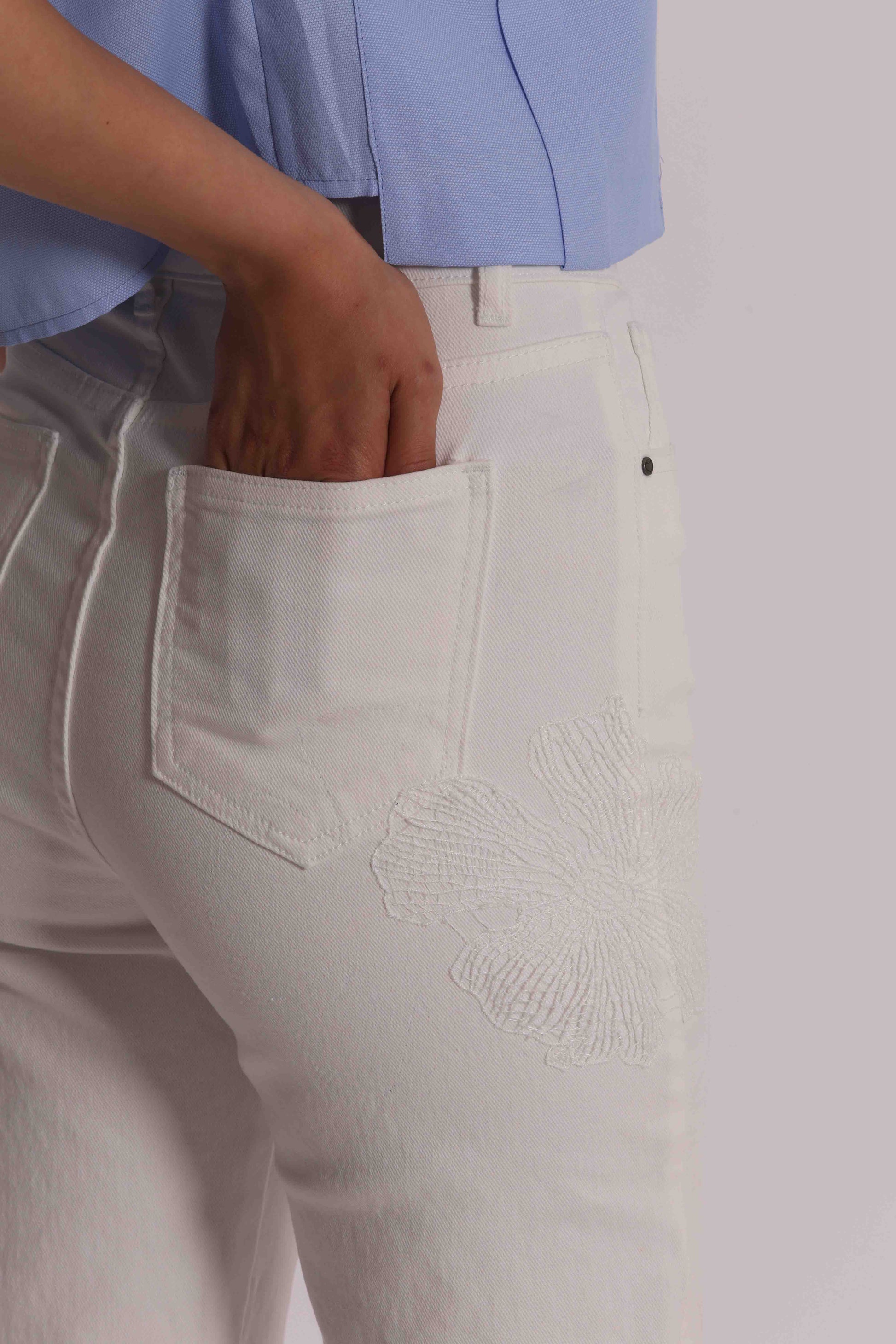 JEANS CON RICAMO FLOREALE