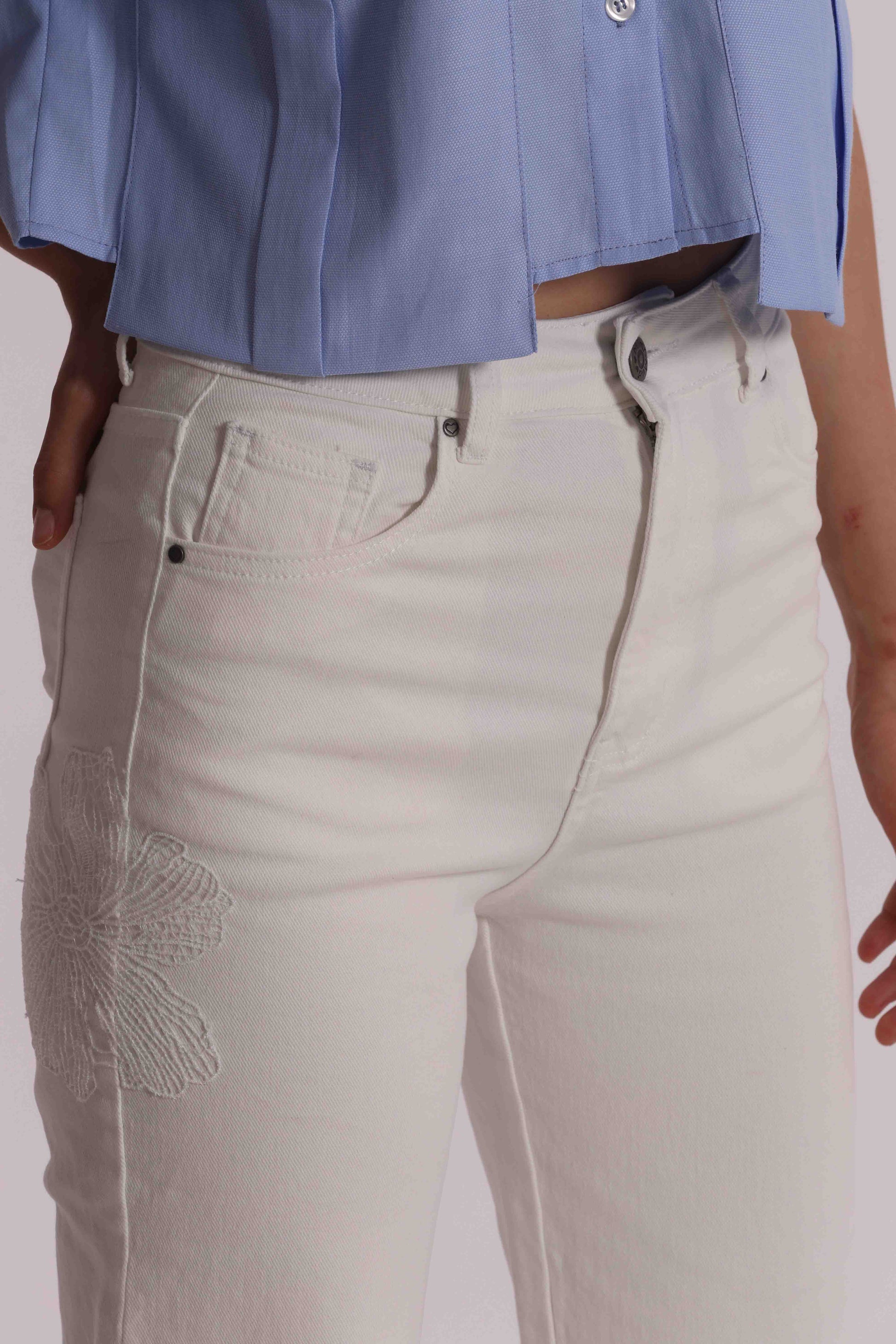 JEANS CON RICAMO FLOREALE