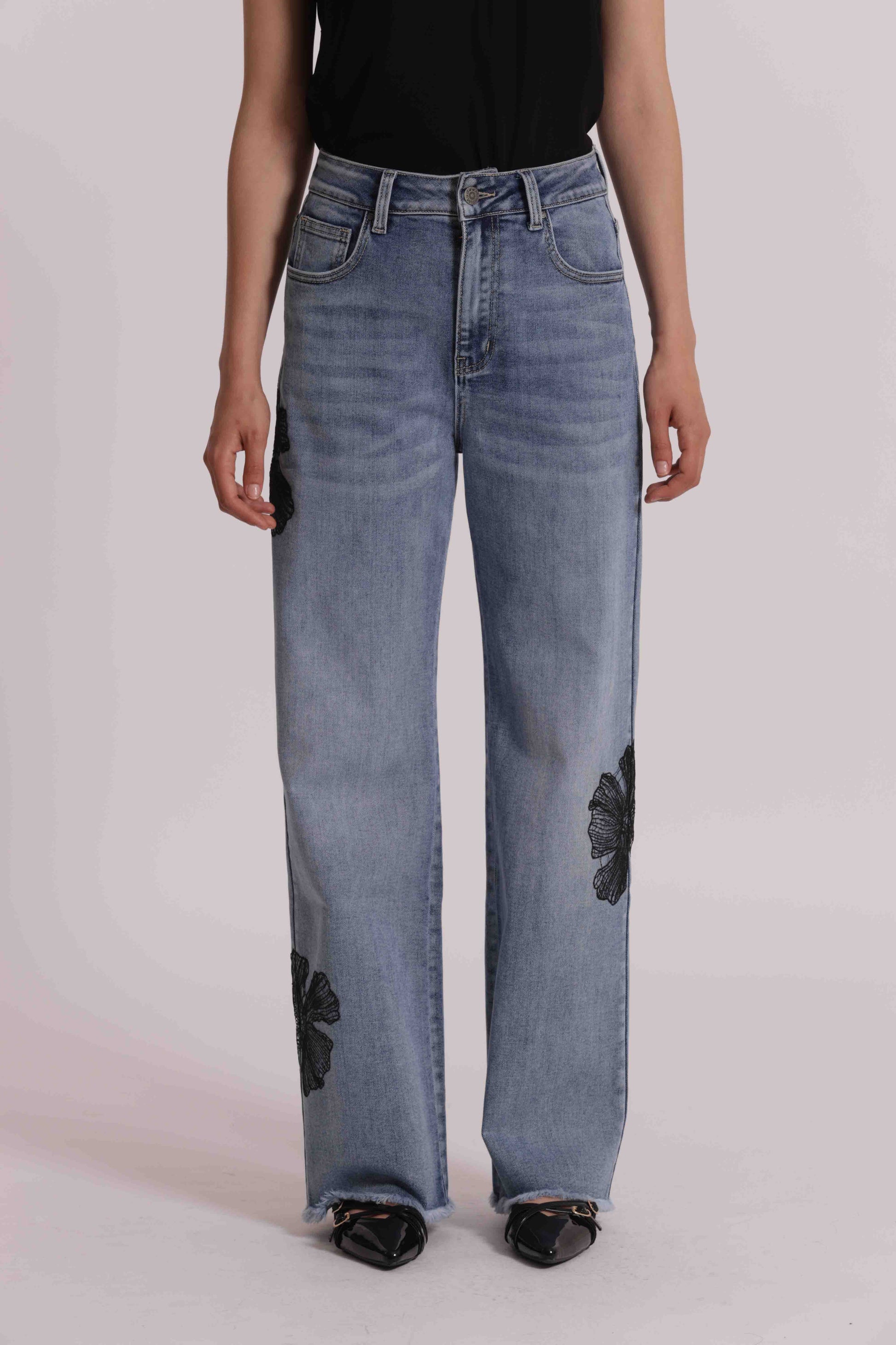 JEANS CON RICAMO FLOREALE