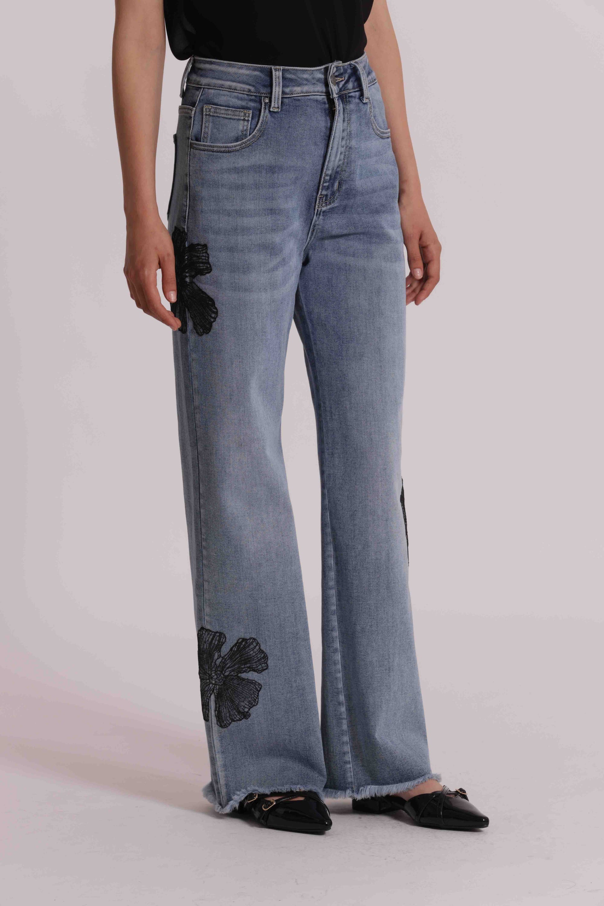 JEANS CON RICAMO FLOREALE