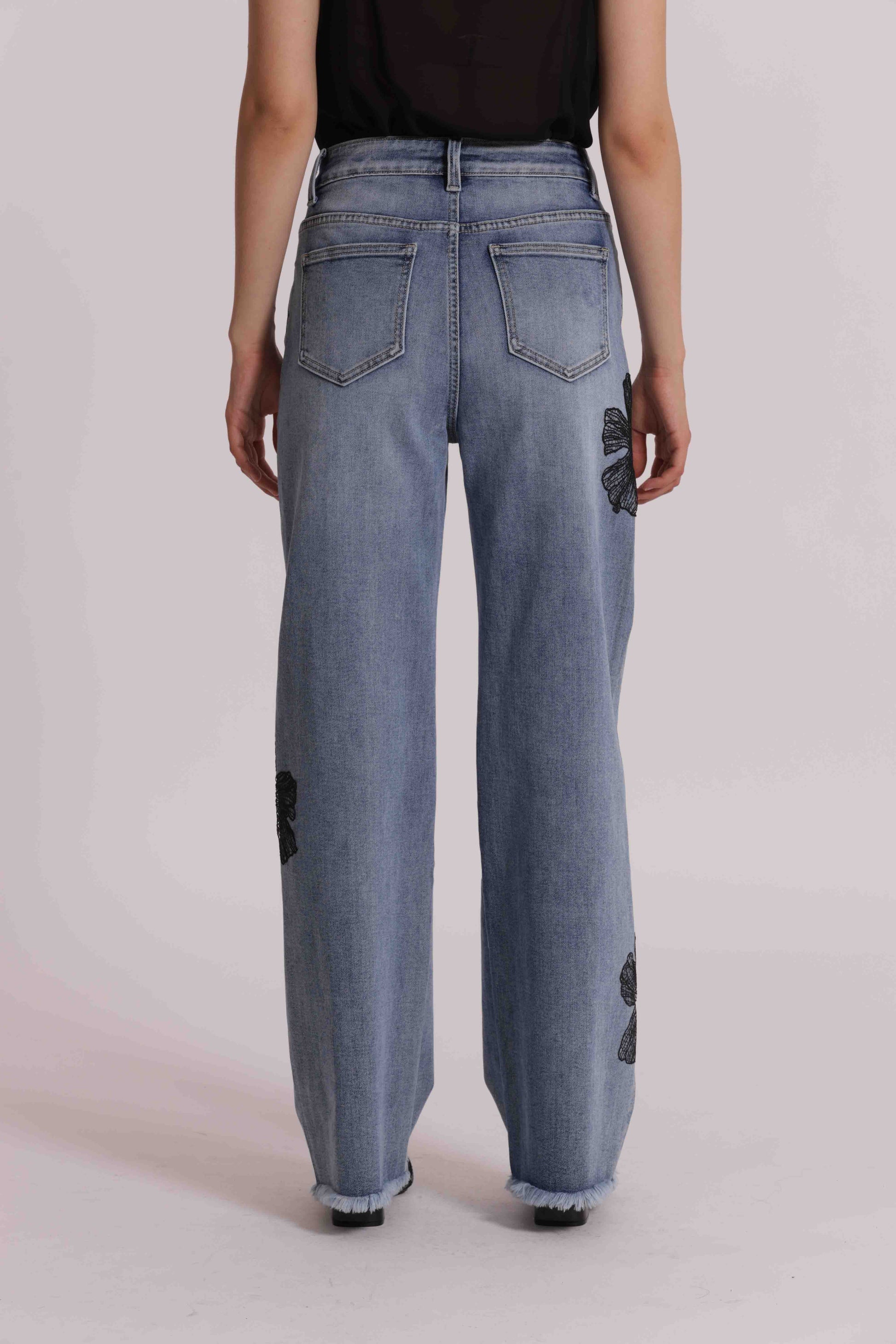 JEANS CON RICAMO FLOREALE