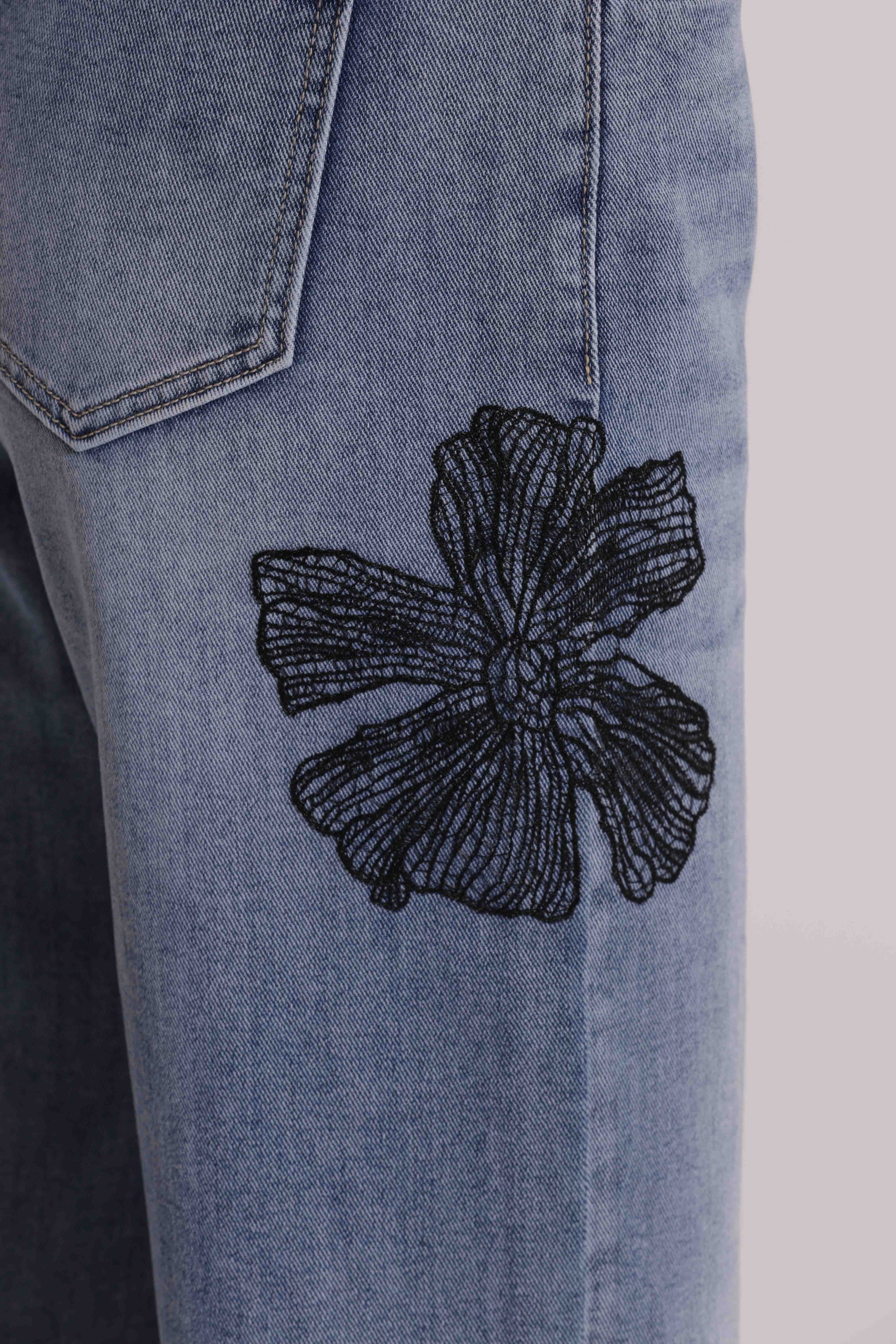 JEANS CON RICAMO FLOREALE