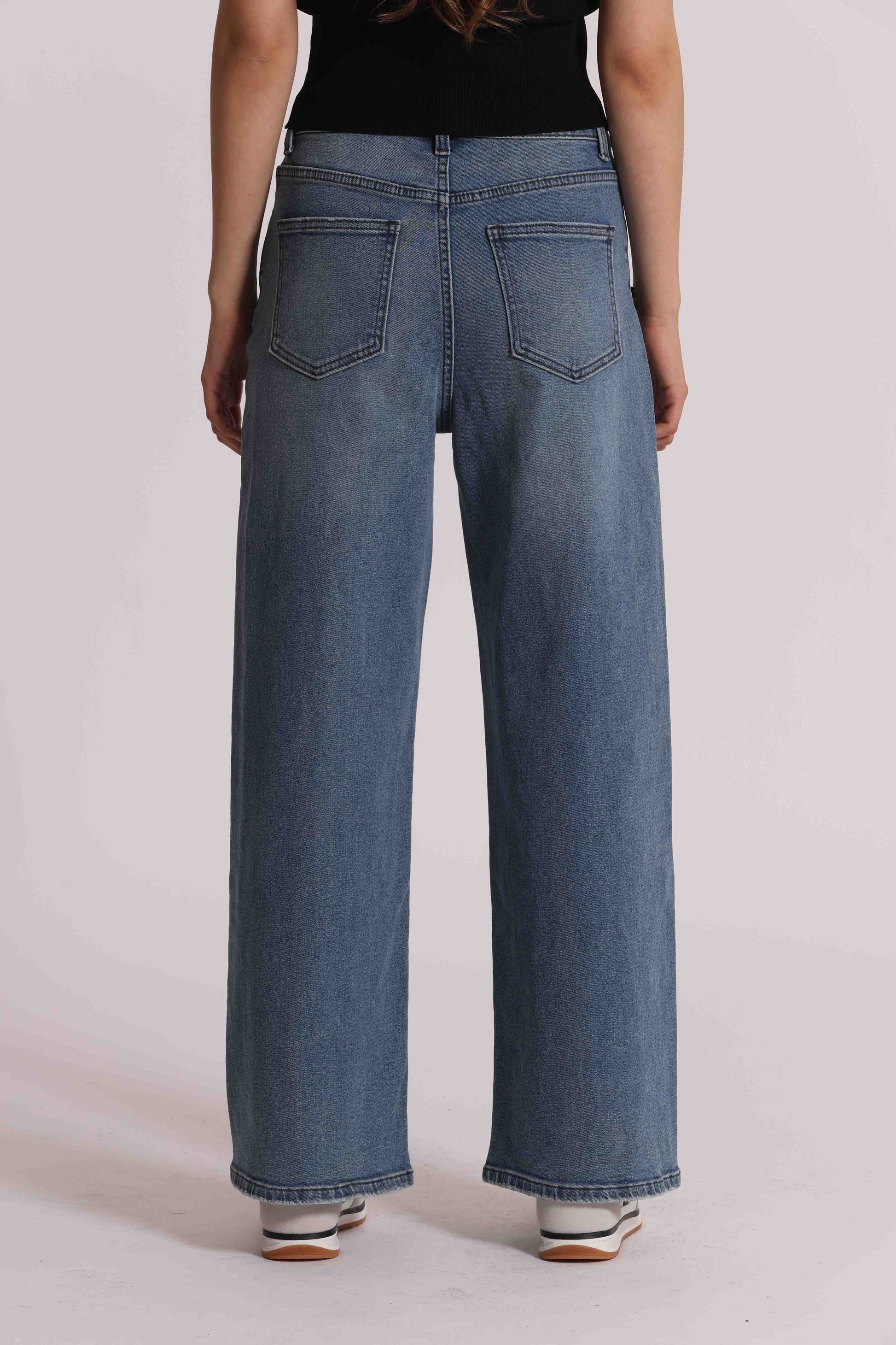 JEANS PALAZZO CON APPLICAZIONI FLOREALI