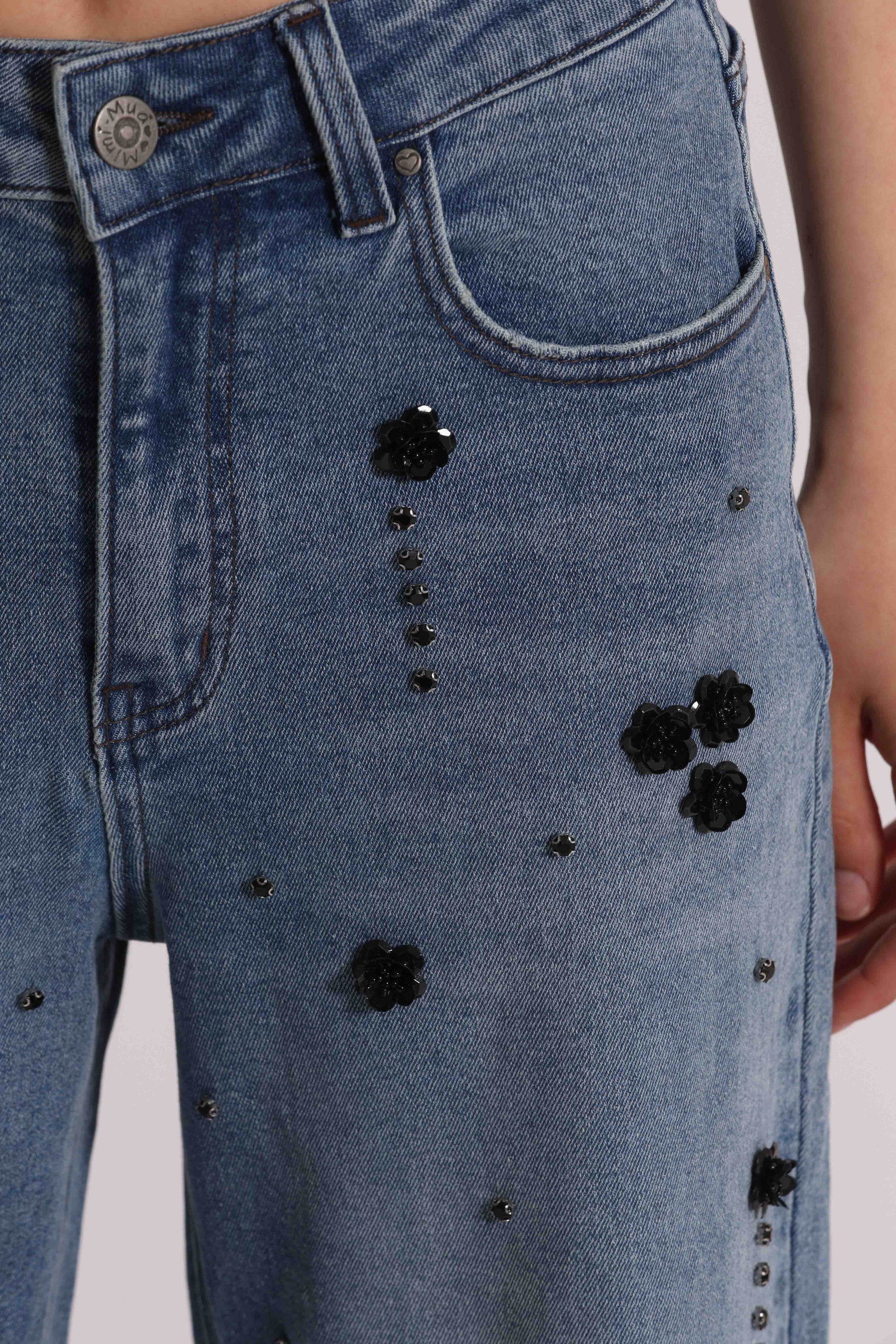 JEANS PALAZZO CON APPLICAZIONI FLOREALI