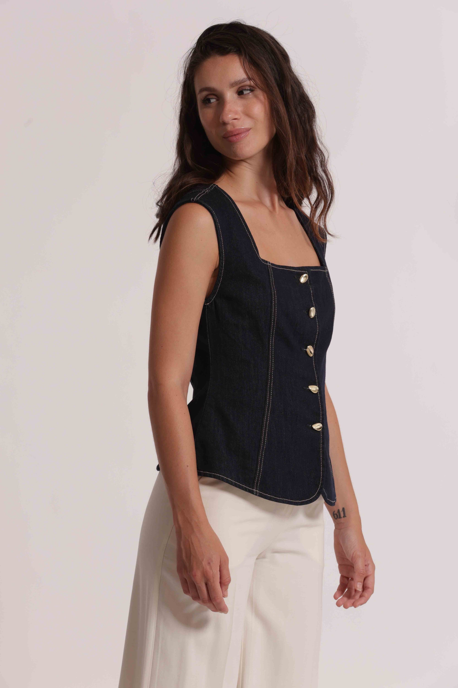 GILET IN DENIM CON BOTTONI ORO