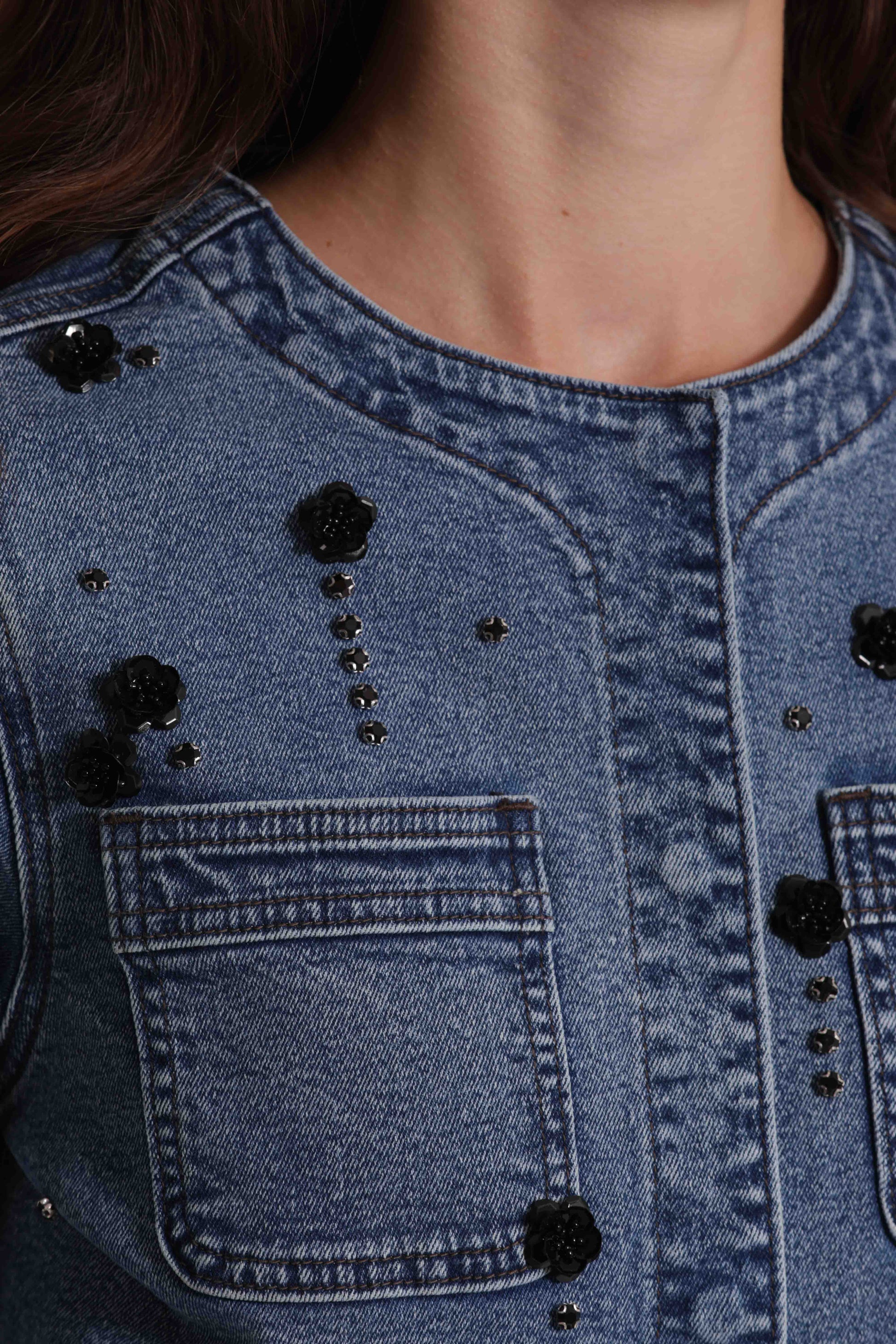 GIACCA CROPPED IN DENIM CON APPLICAZIONI FLOREALI